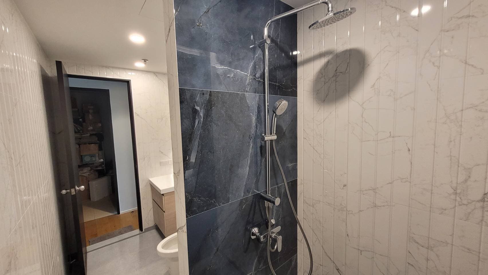 1726 – 301_bathroom.jpg