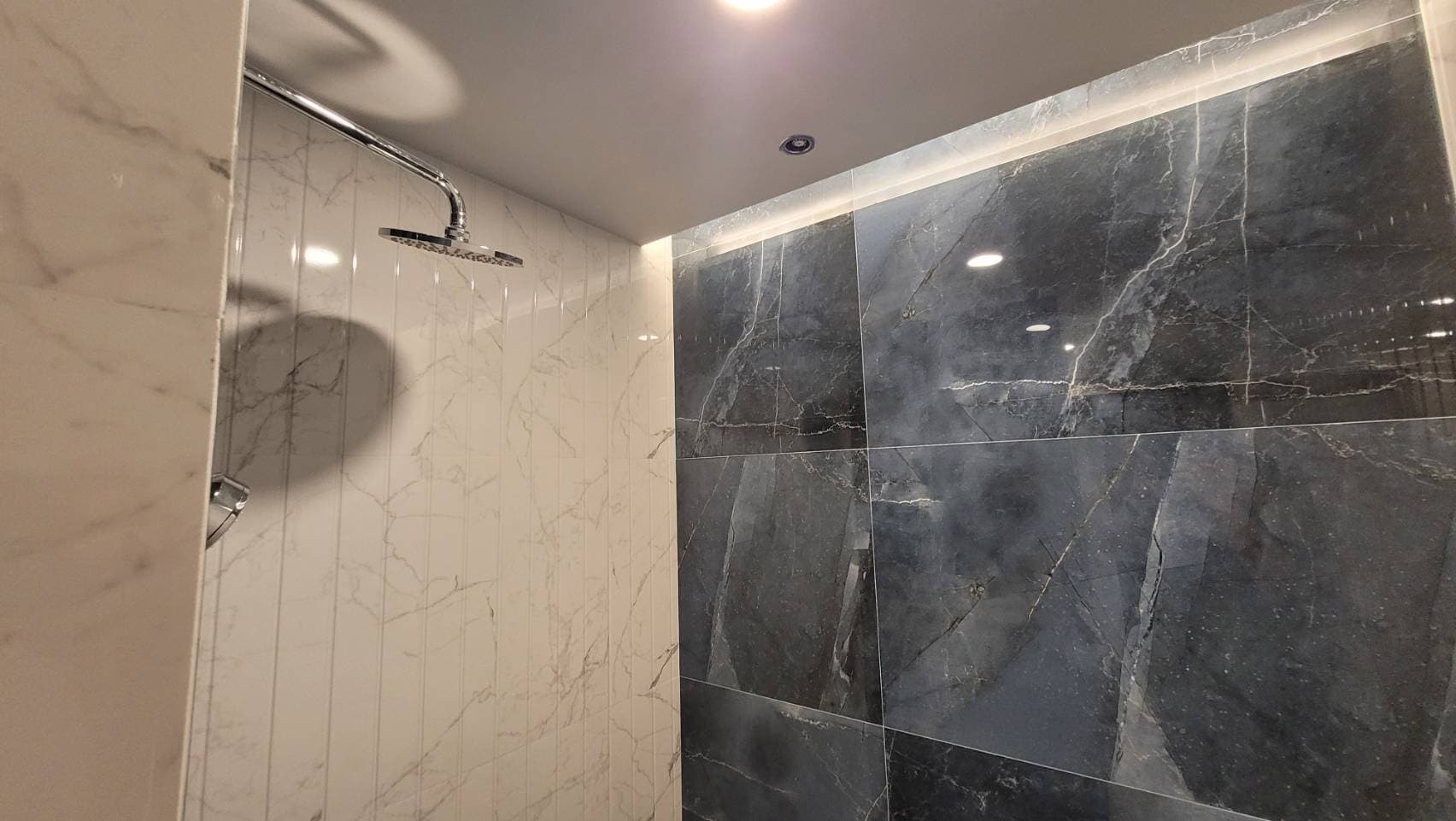 1726 – 303_bathroom.jpg