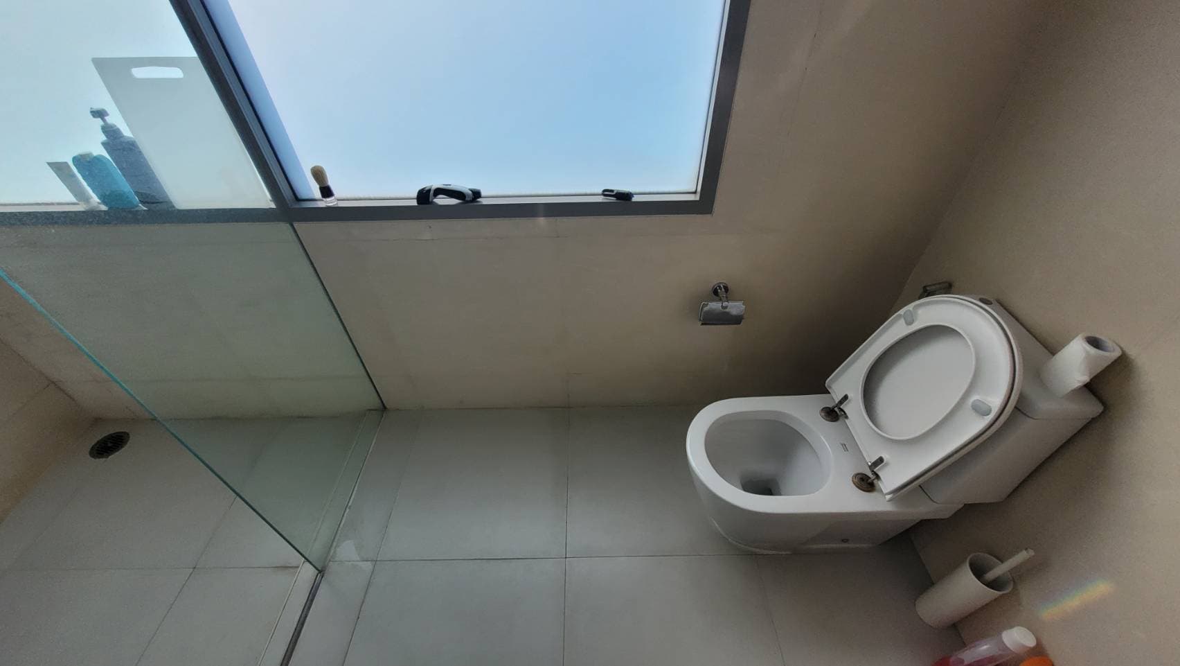 1726 – 304_bathroom.jpg