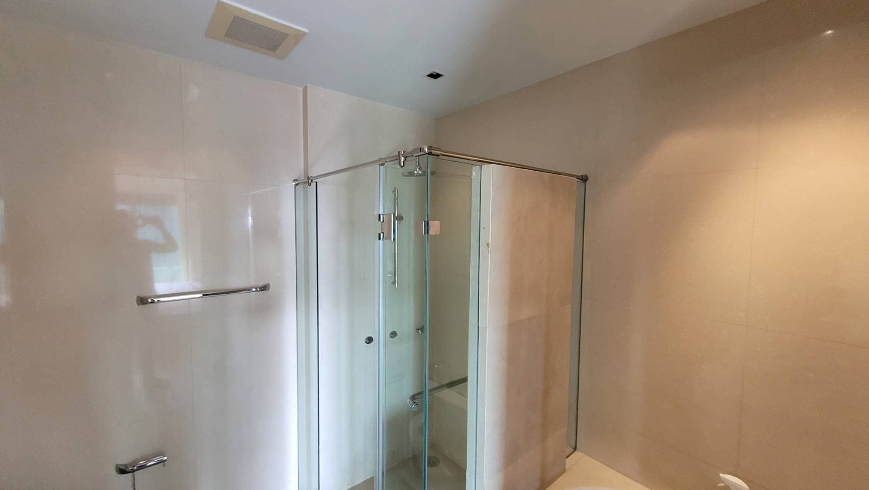 1726 – 309_bathroom.jpg