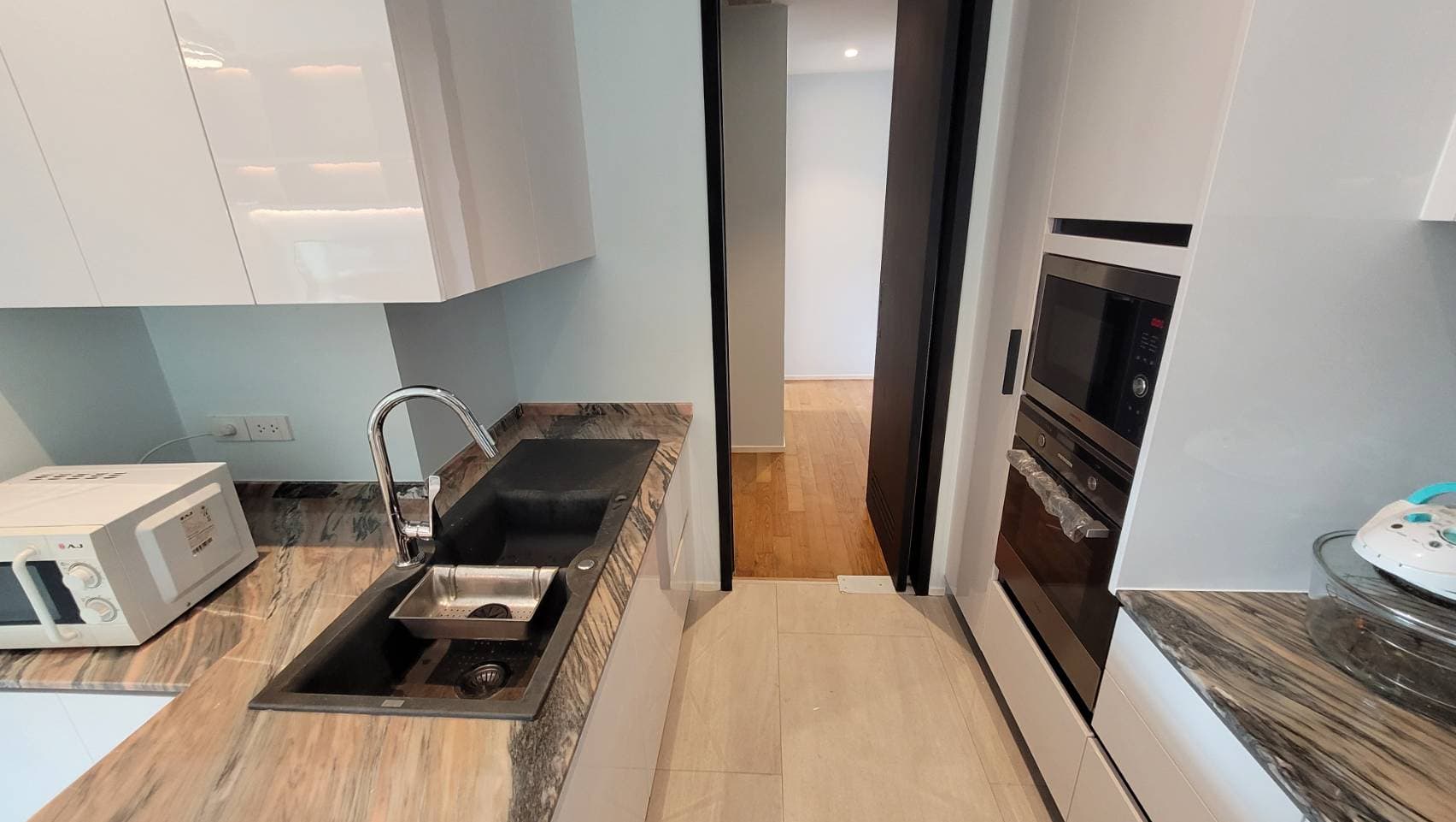 1726 – 401_kitchen.jpg