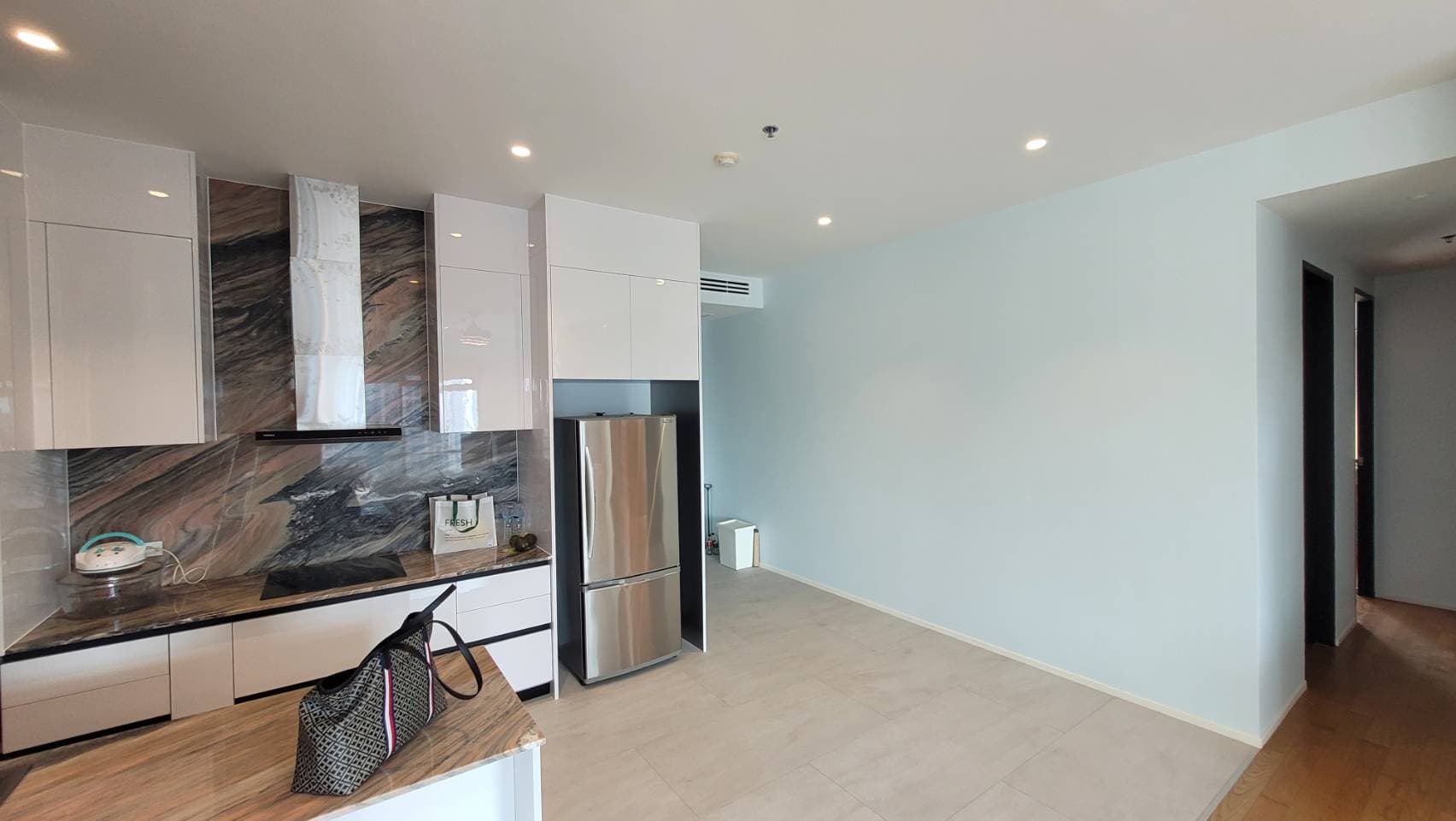 1726 – 402_kitchen.jpg