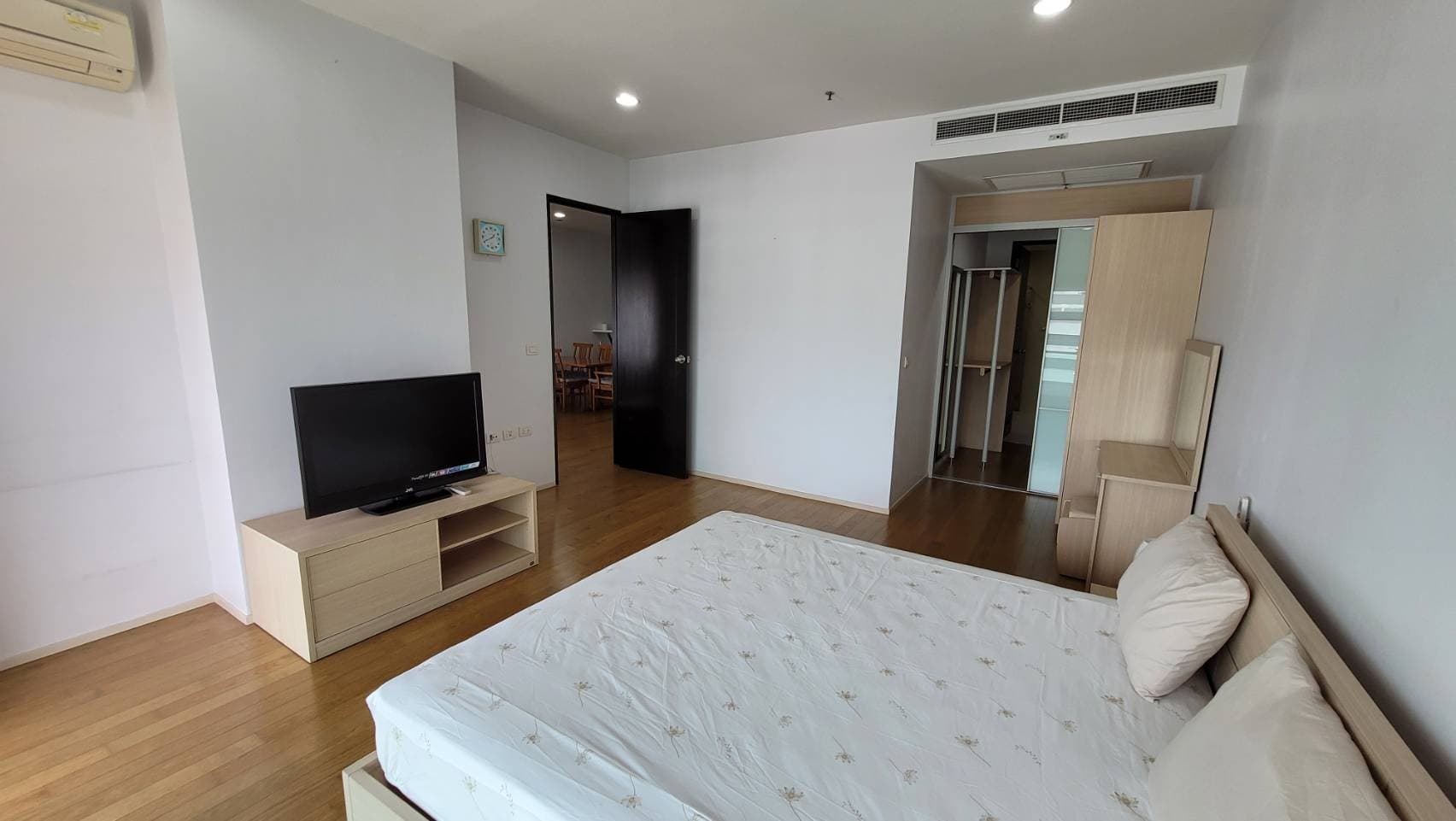 1727 – 106_living_room.jpg