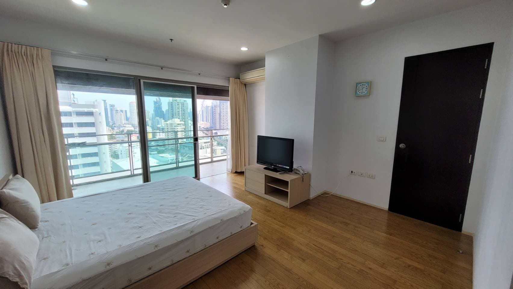 1727 – 107_living_room.jpg