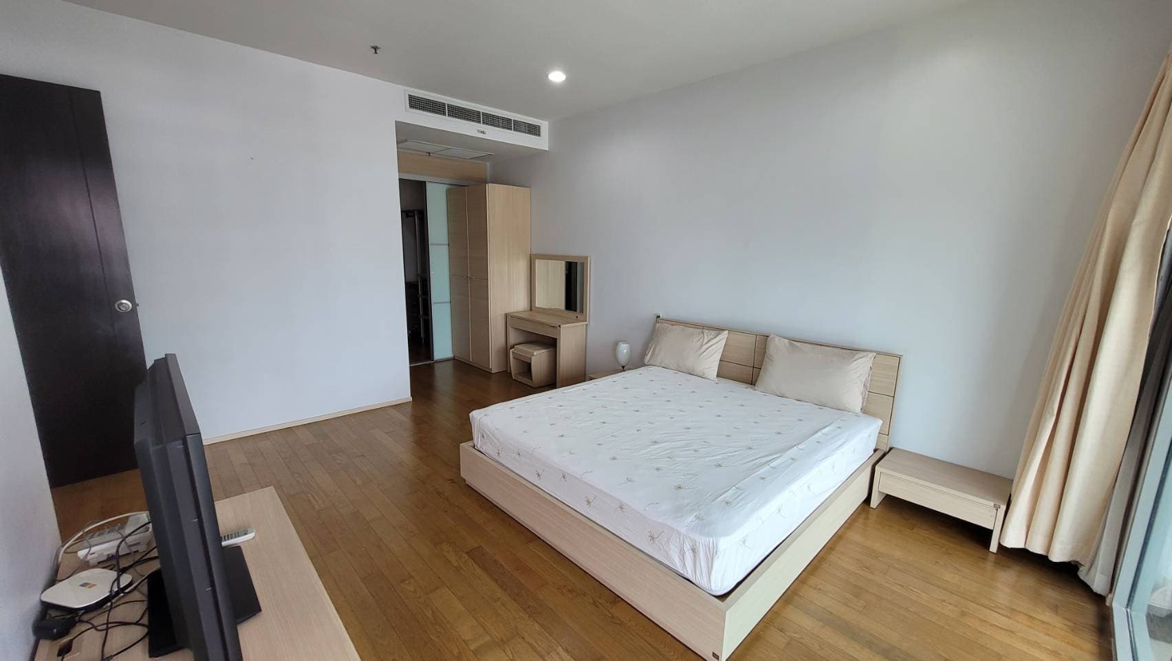 1727 – 201_bedroom.jpg