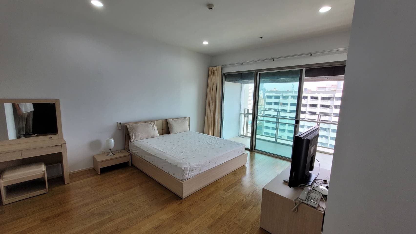 1727 – 202_bedroom.jpg