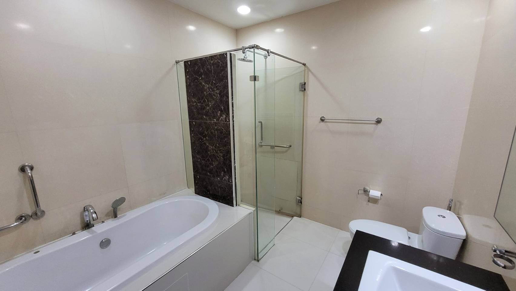 1727 – 301_bathroom.jpg