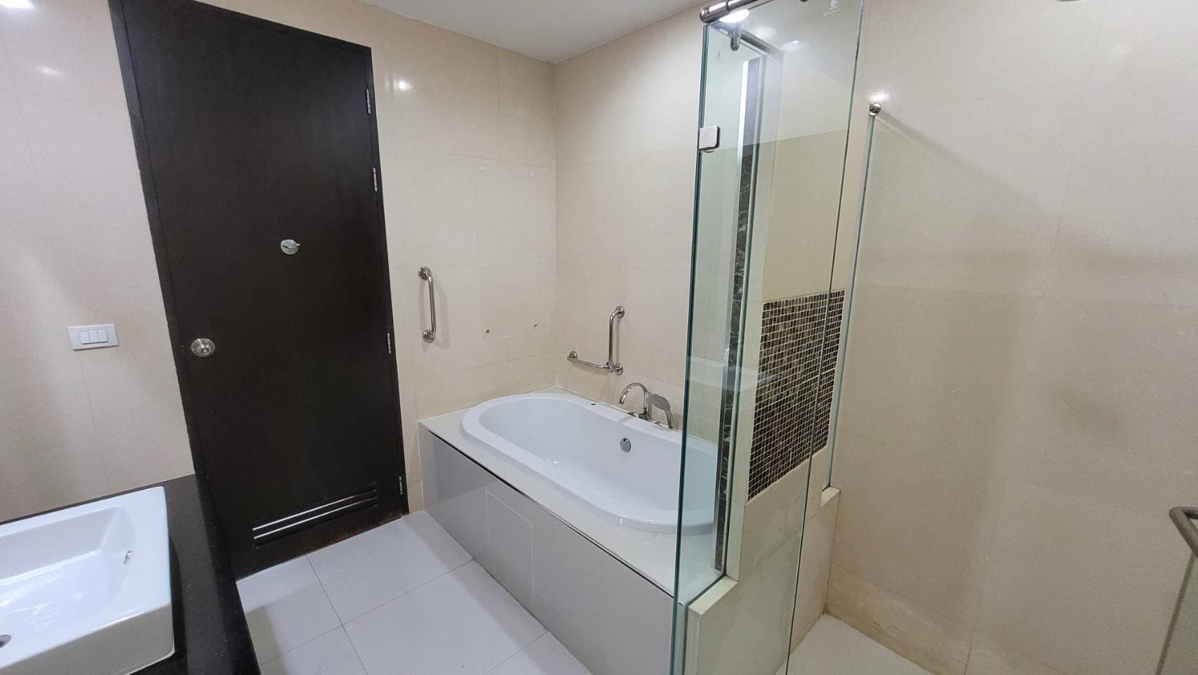 1727 – 302_bathroom.jpg