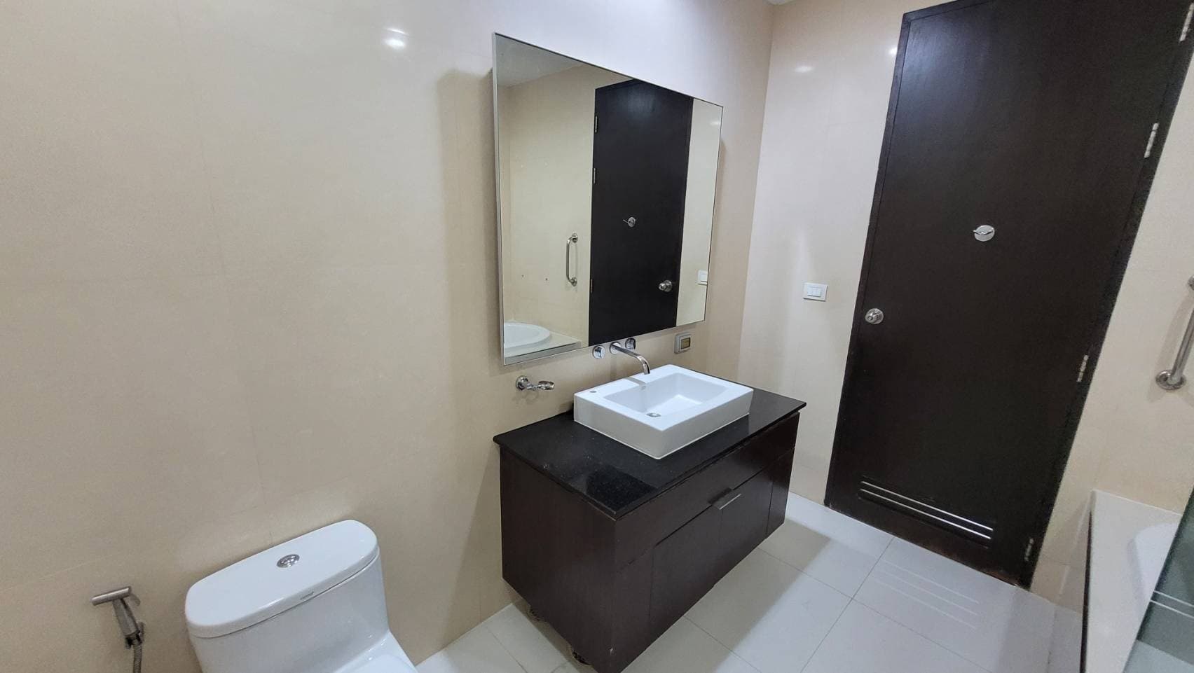 1727 – 303_bathroom.jpg