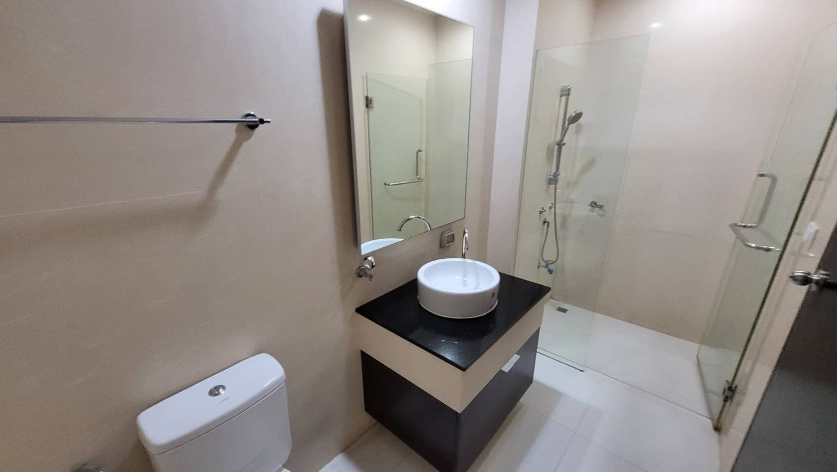 1727 – 304_bathroom.jpg