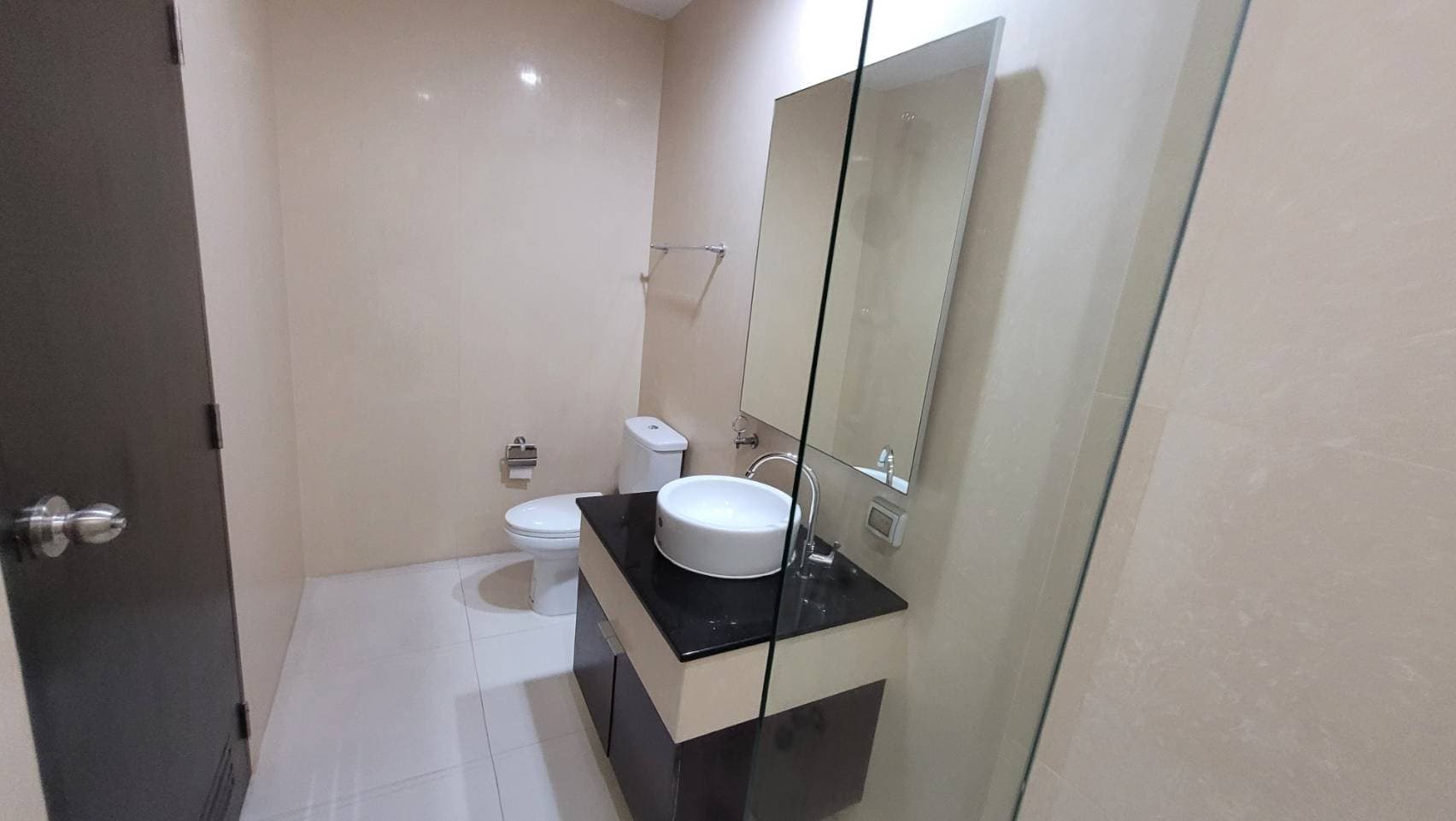 1727 – 305_bathroom.jpg