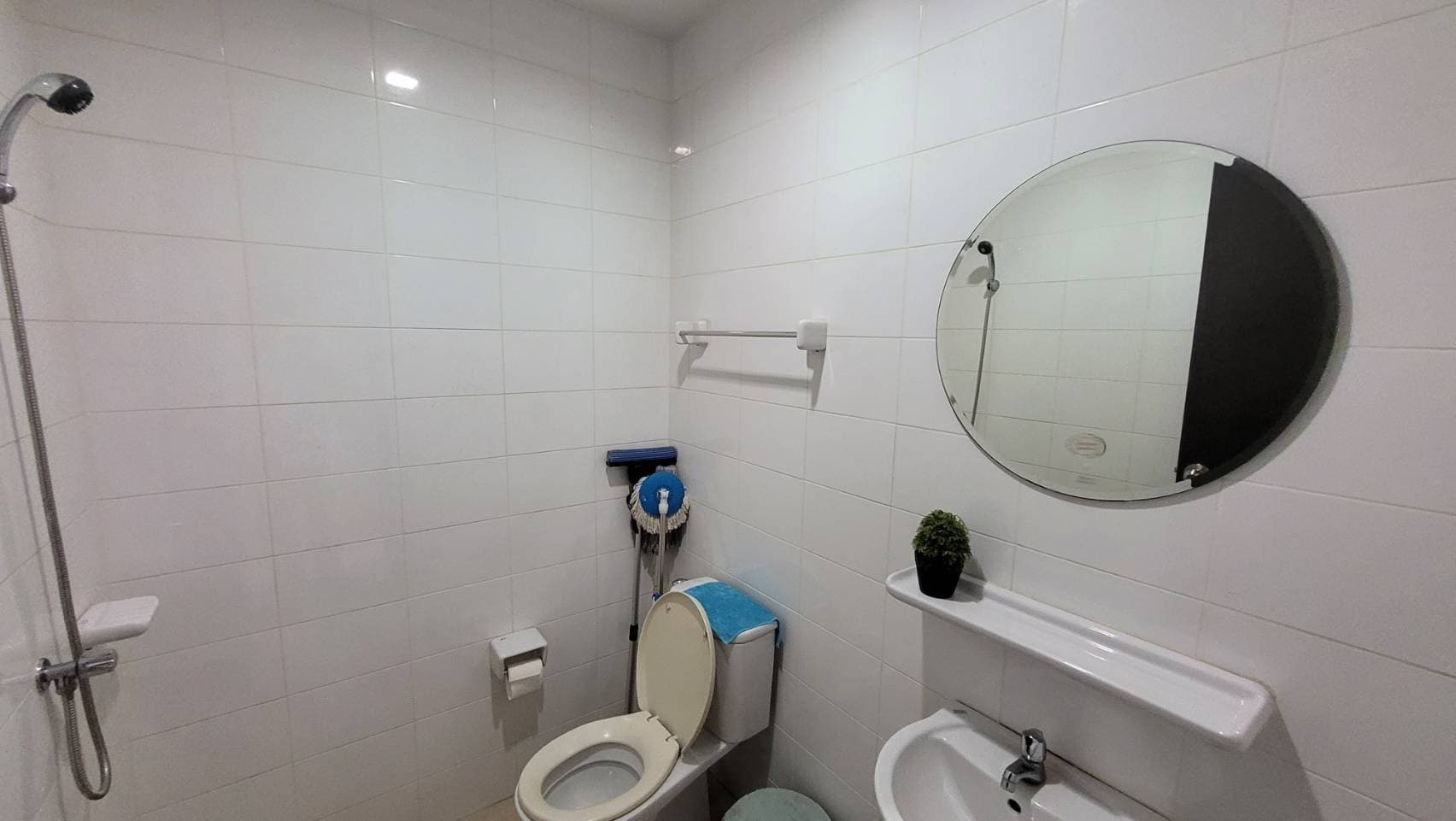 1727 – 307_bathroom.jpg