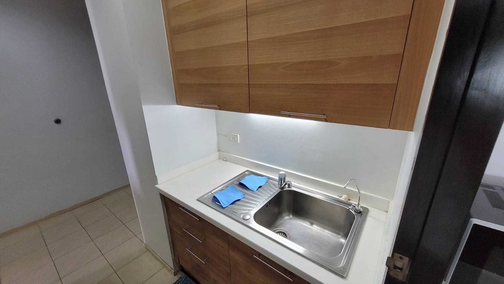 1727 – 402_kitchen.jpg