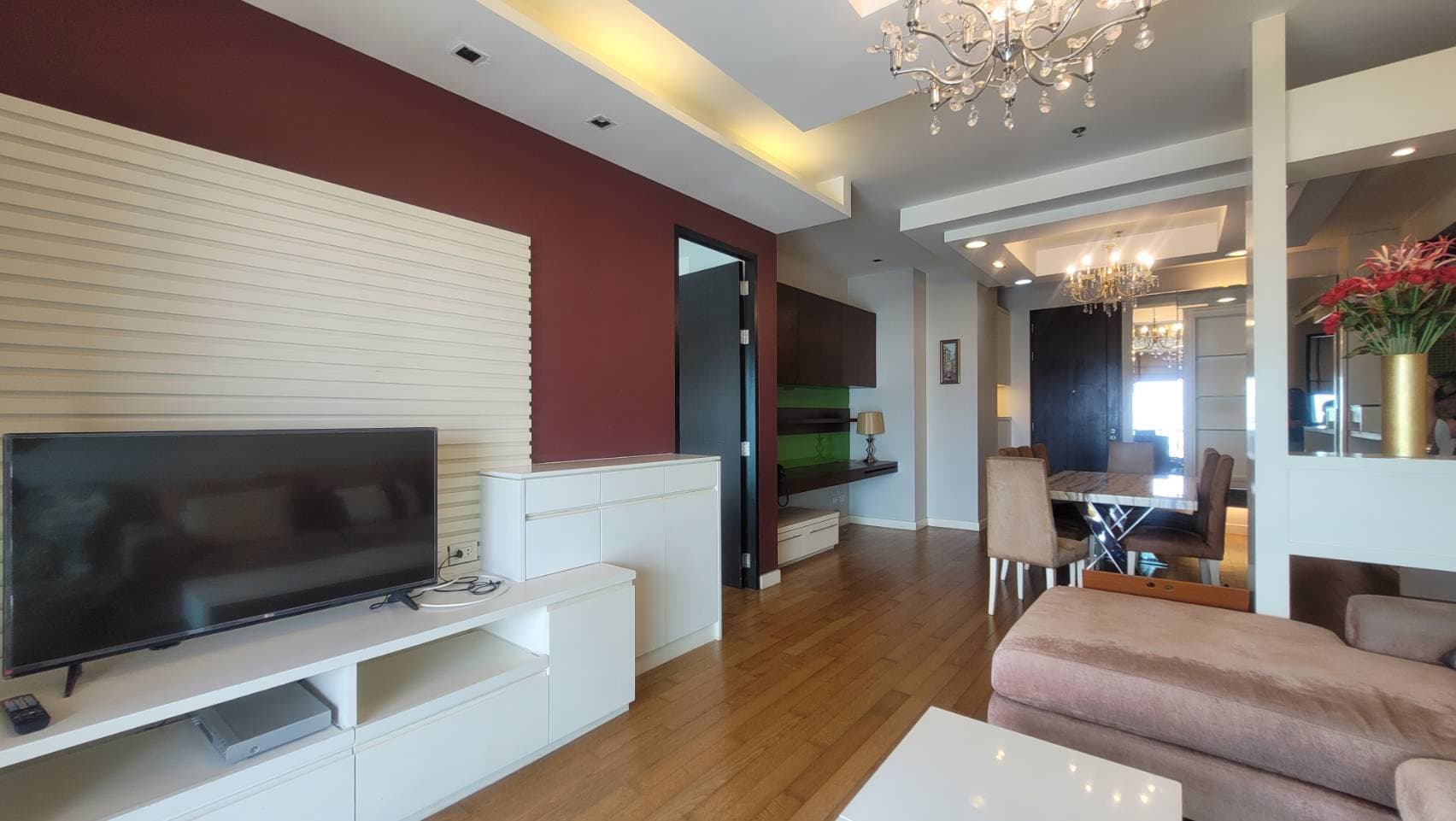 1728 – 102_living_room.jpg