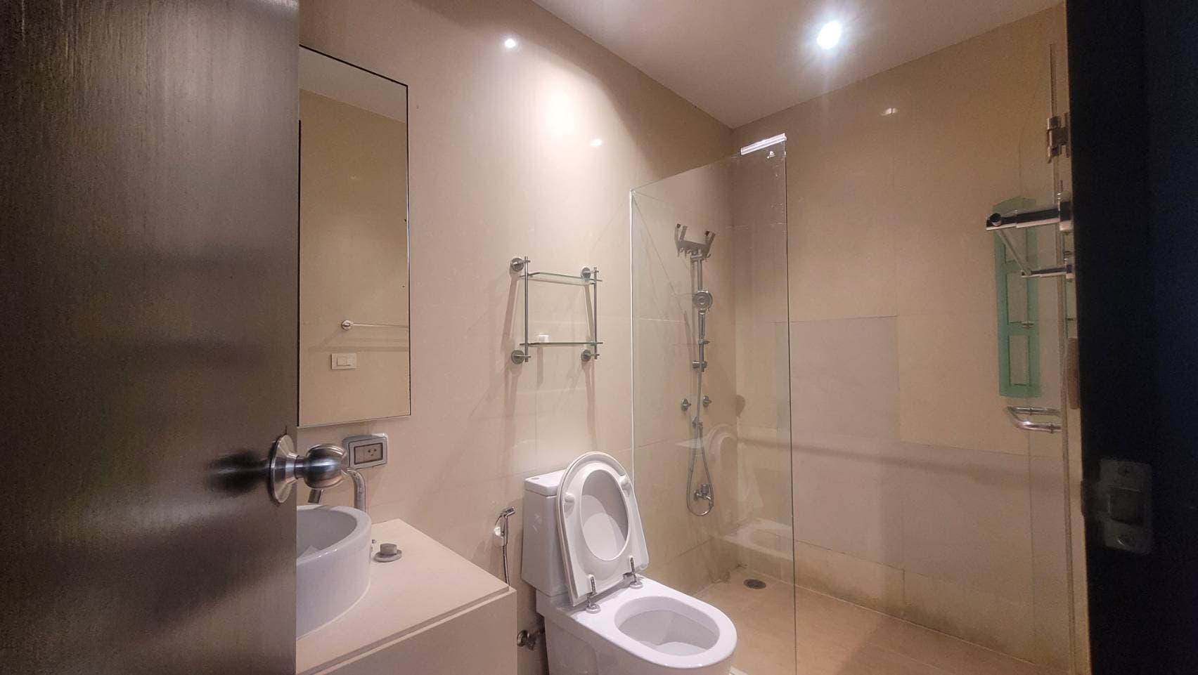 1728 – 301_bathroom.jpg