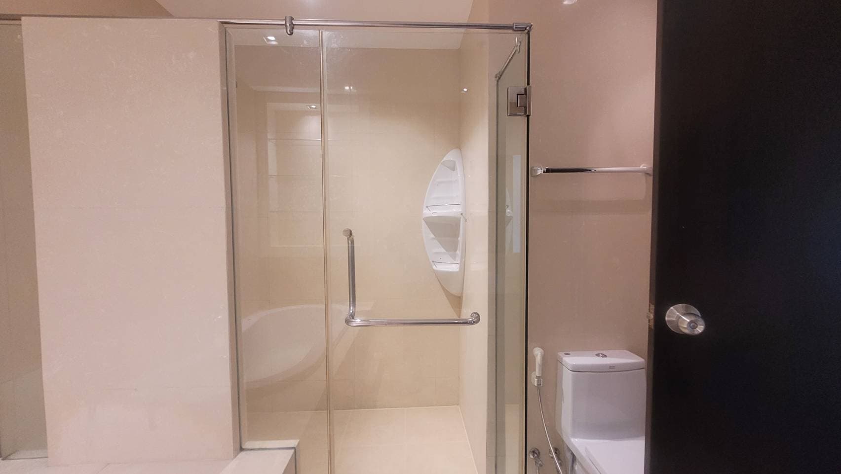 1728 – 302_bathroom.jpg