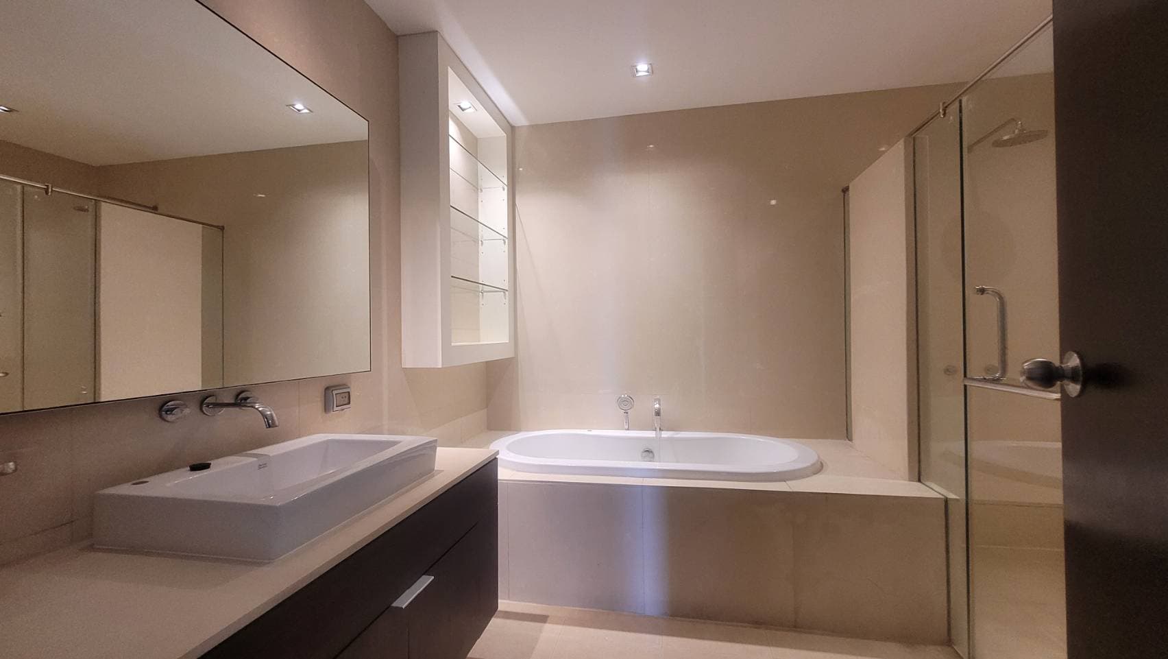 1728 – 303_bathroom.jpg