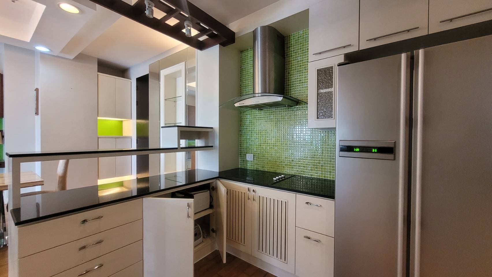 1728 – 402_kitchen.jpg