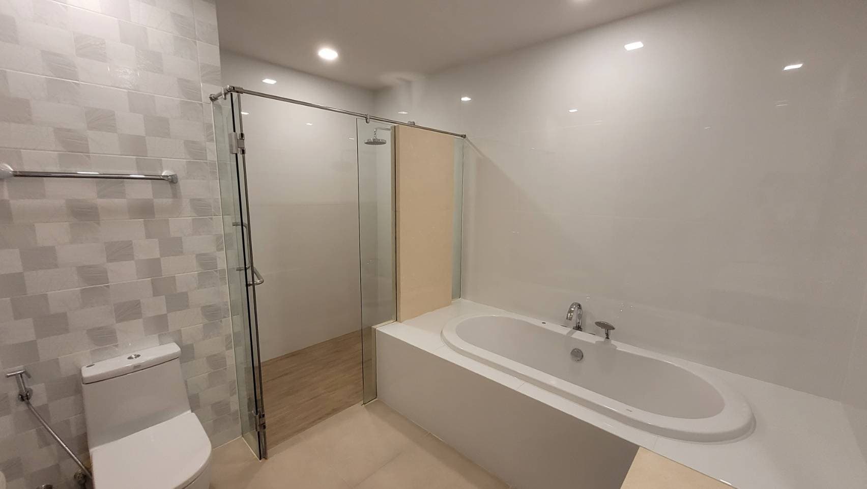 1729 – 301_bathroom.jpg