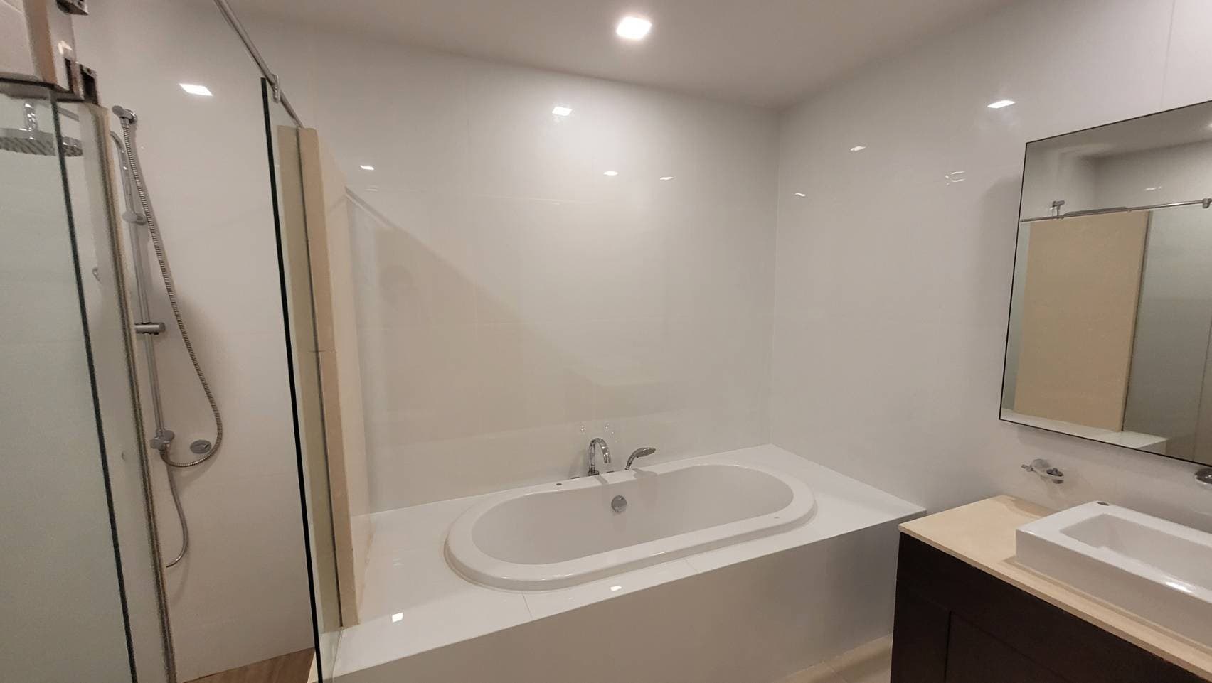 1729 – 302_bathroom.jpg