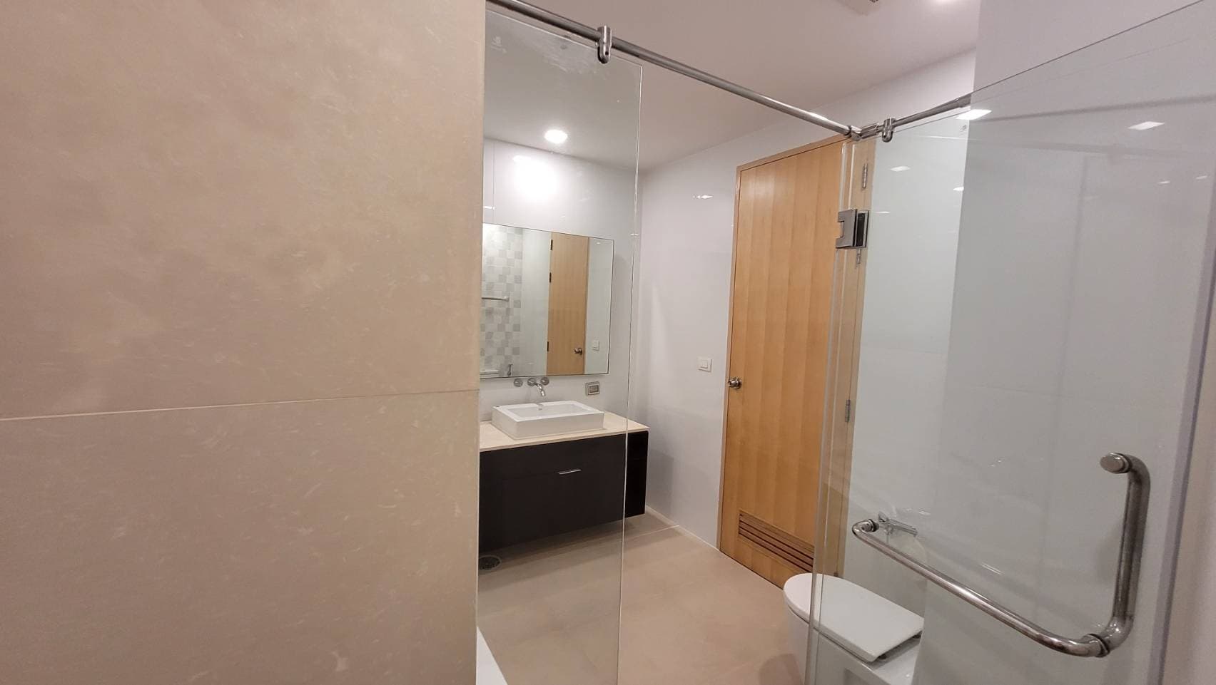 1729 – 303_bathroom.jpg