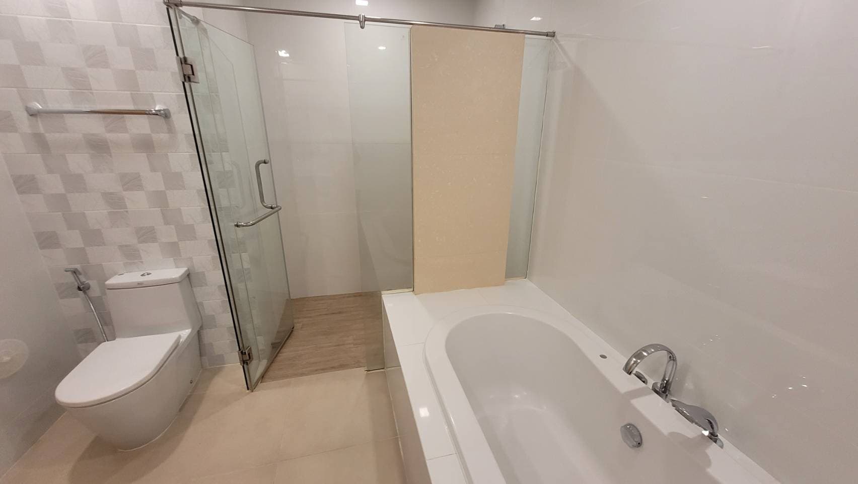 1729 – 304_bathroom.jpg