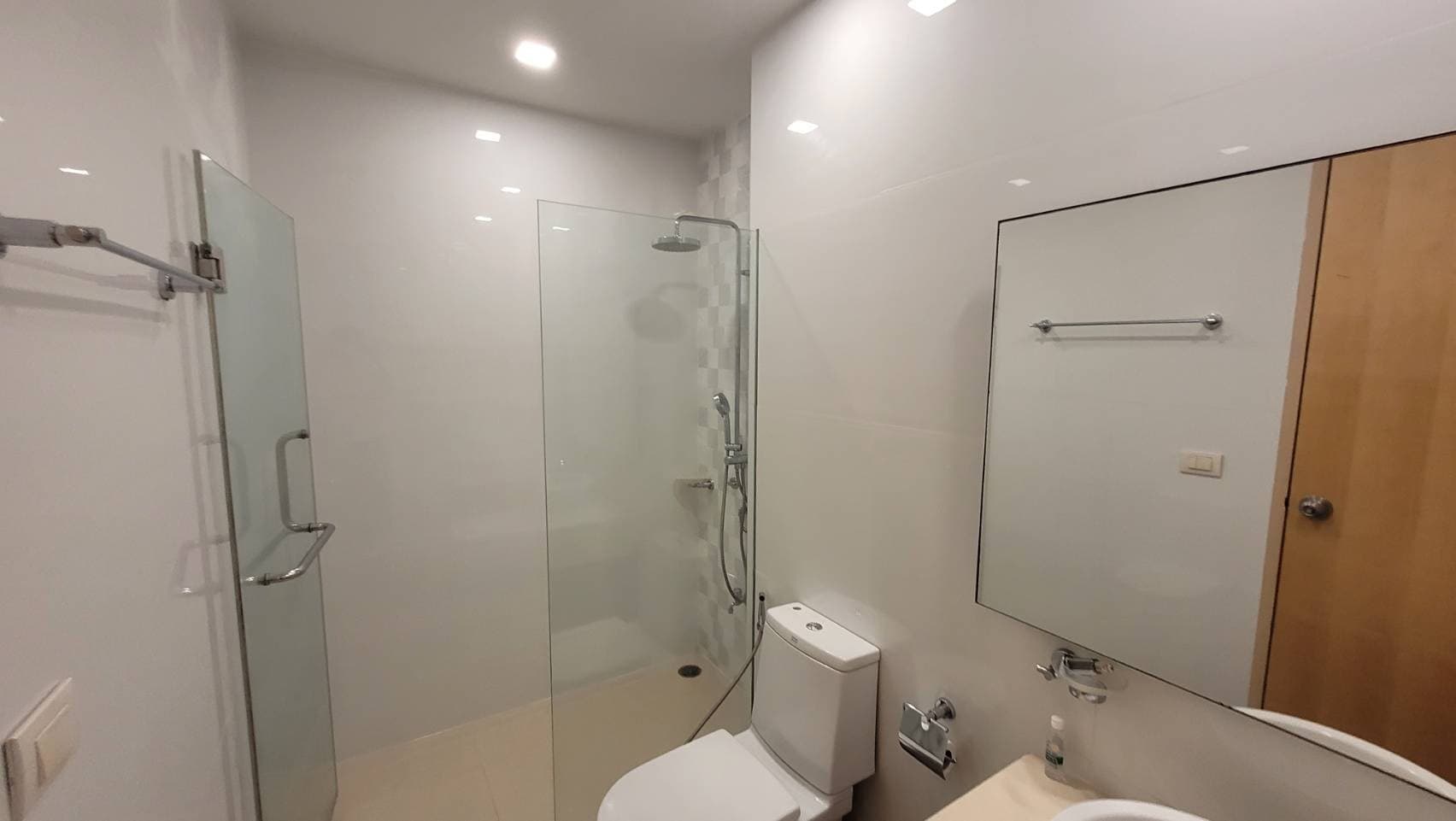 1729 – 305_bathroom.jpg