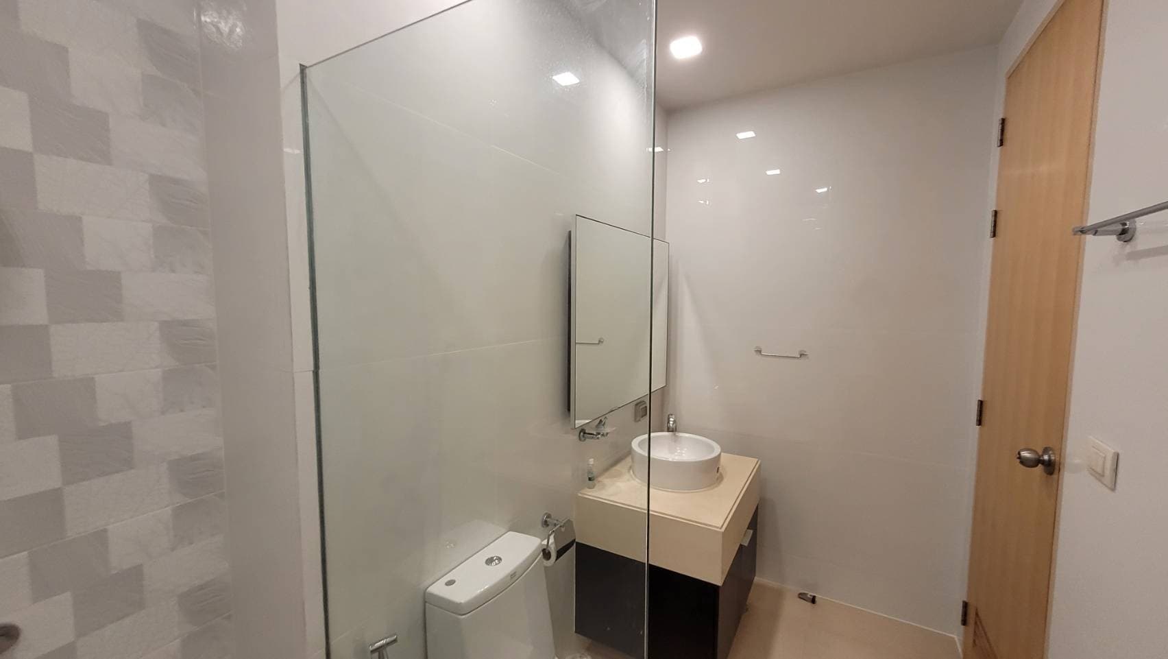 1729 – 306_bathroom.jpg