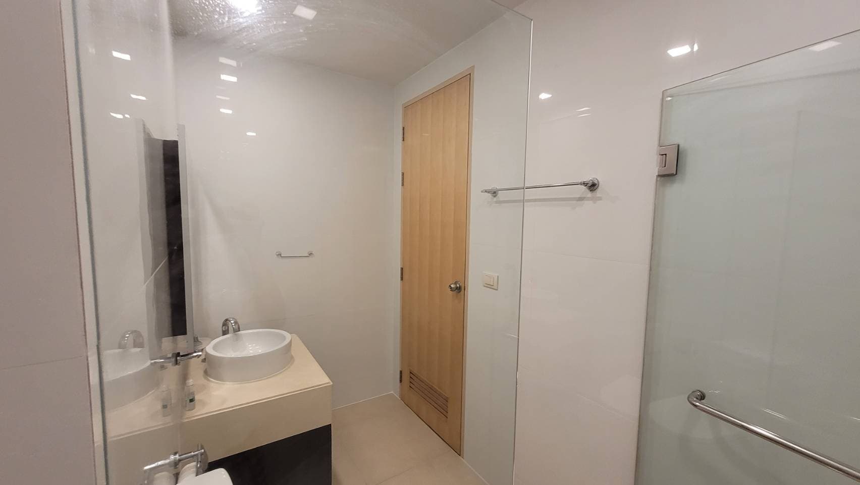 1729 – 307_bathroom.jpg