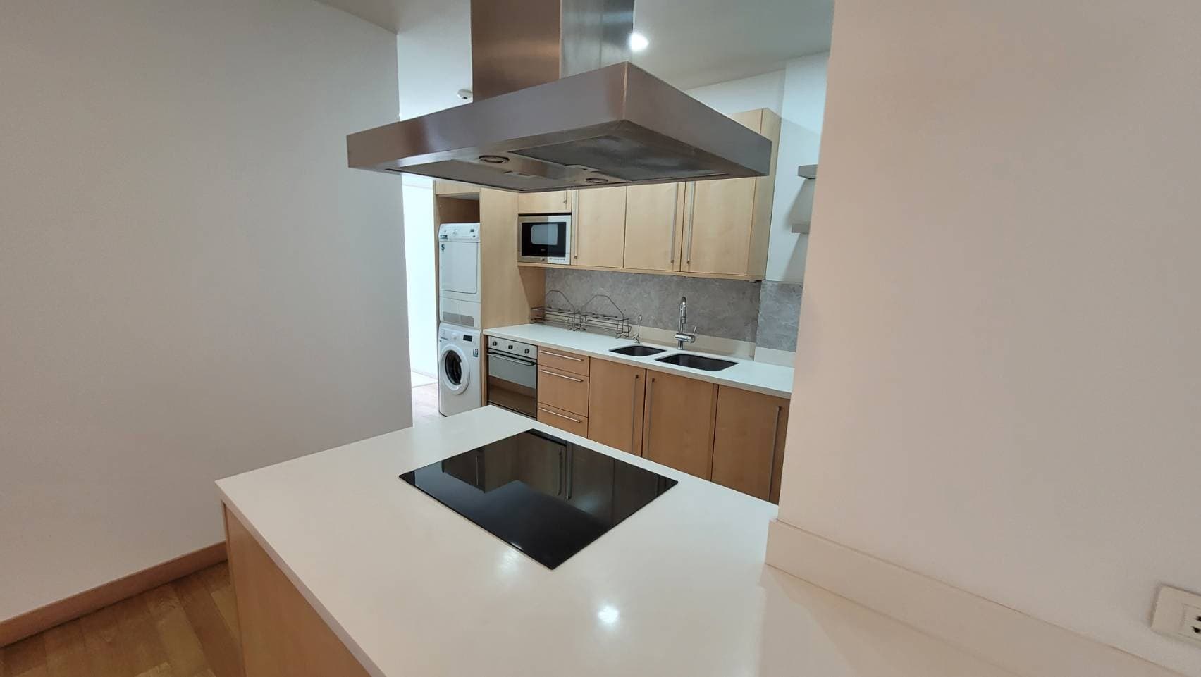 1729 – 402_kitchen.jpg