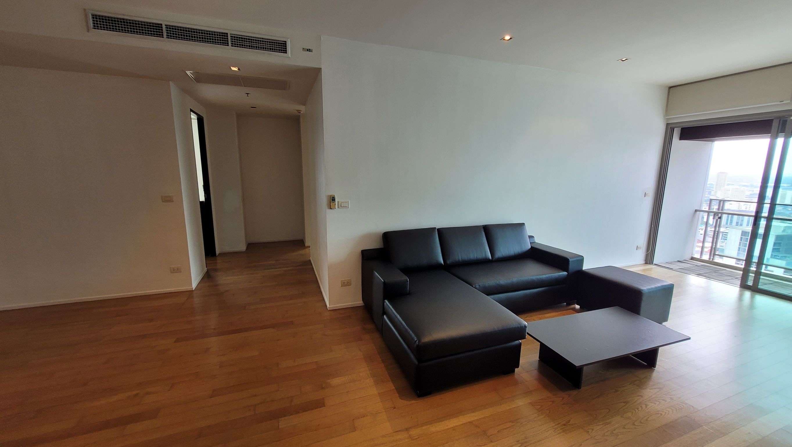 1735 – 102_living_room.jpg