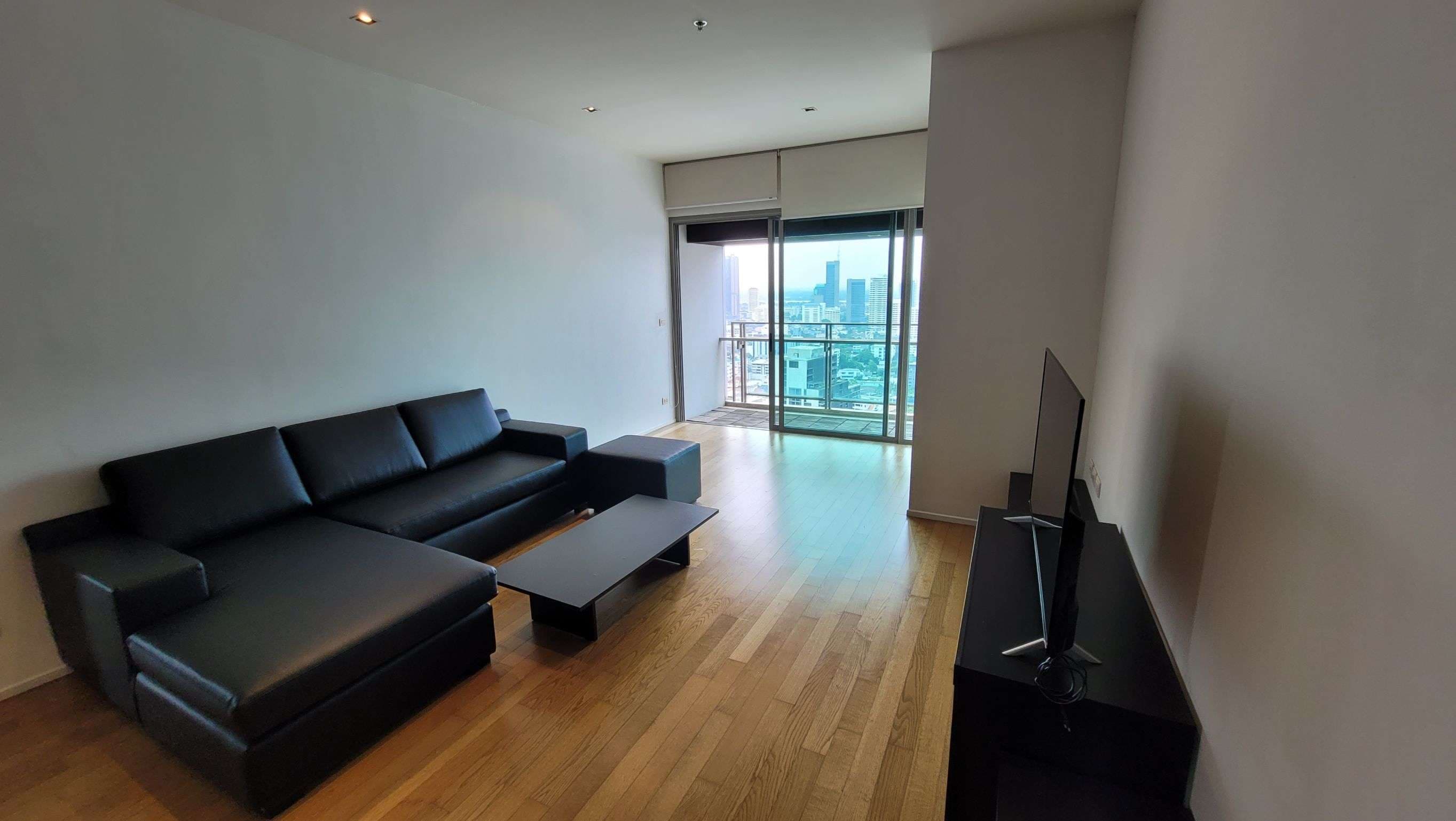 1735 – 105_living_room.jpg