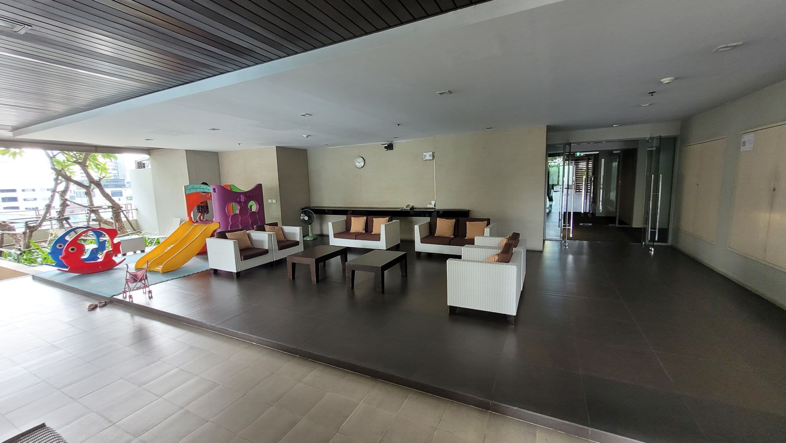 1735 – 106_living_room.jpg