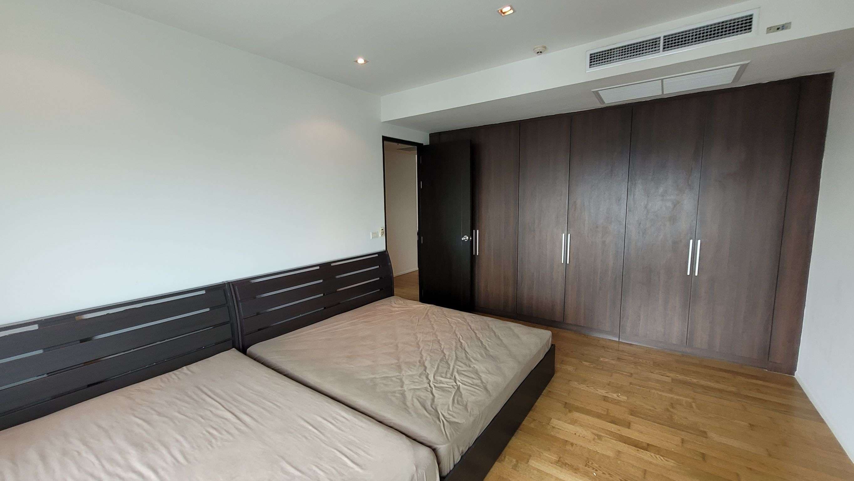 1735 – 201_bedroom.jpg