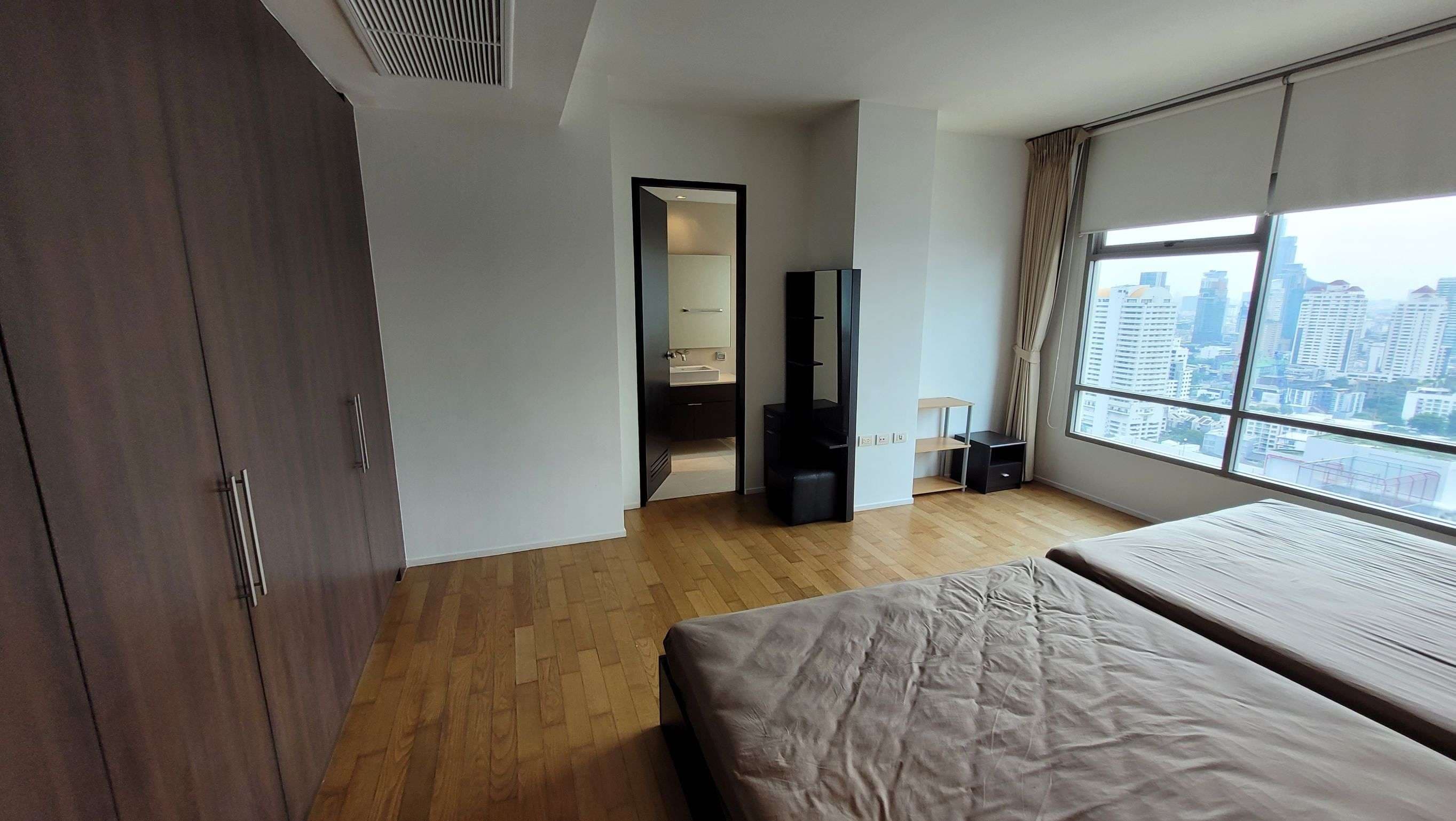 1735 – 203_bedroom.jpg