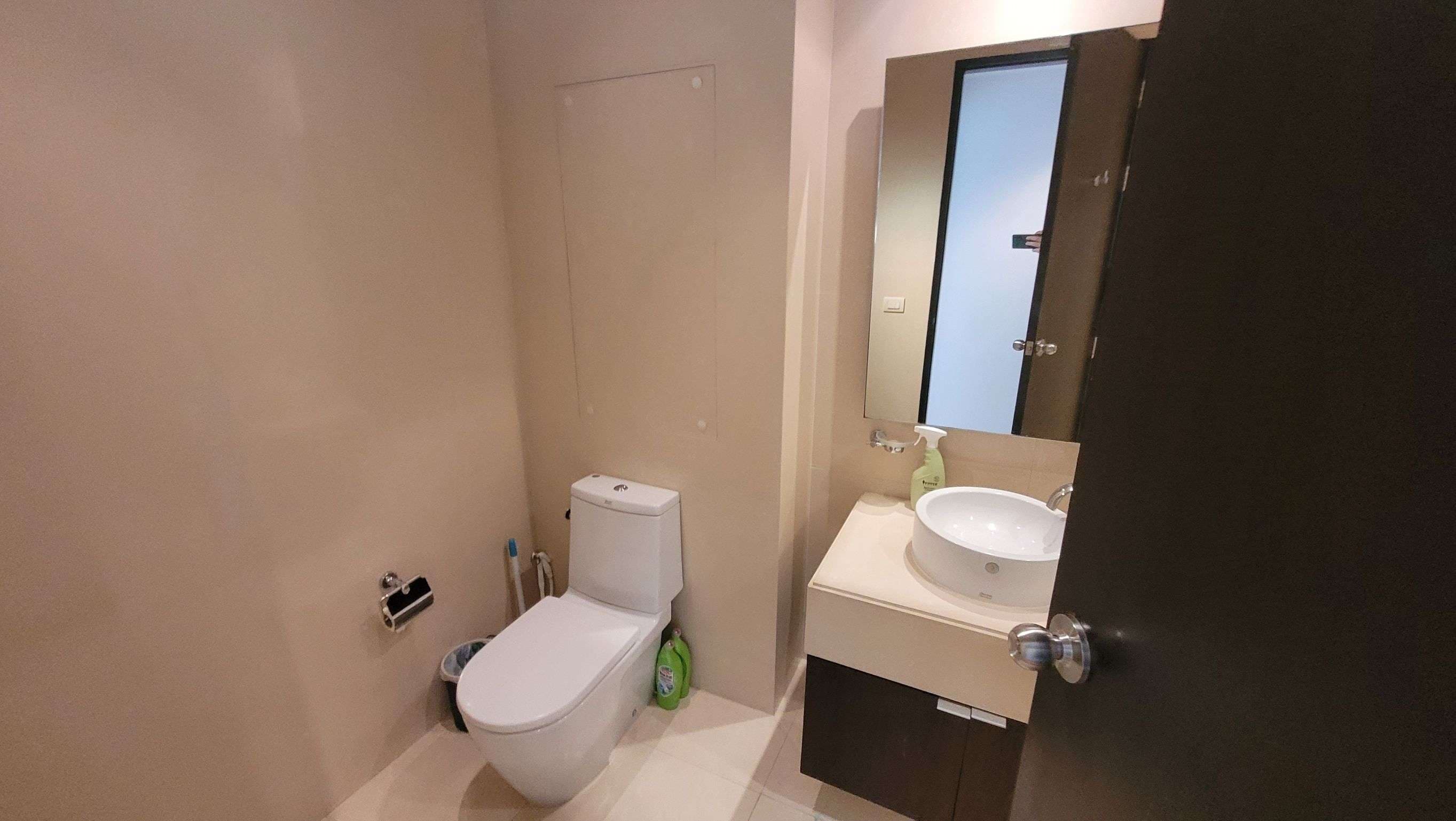 1735 – 301_bathroom.jpg