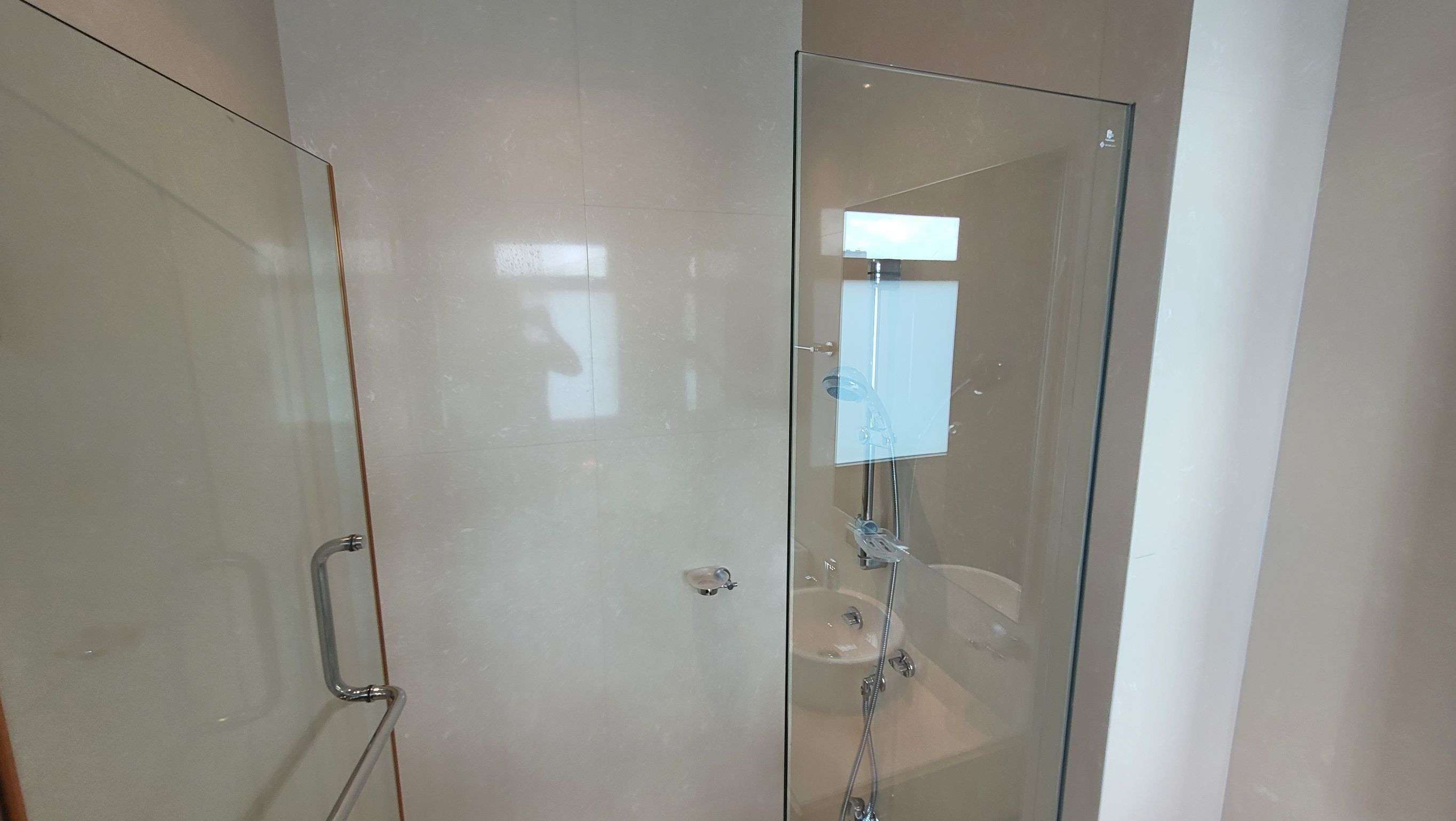 1735 – 302_bathroom.jpg