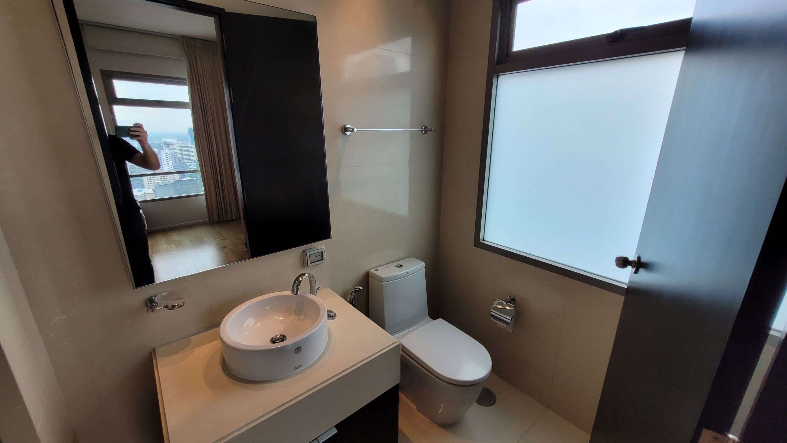 1735 – 303_bathroom.jpg