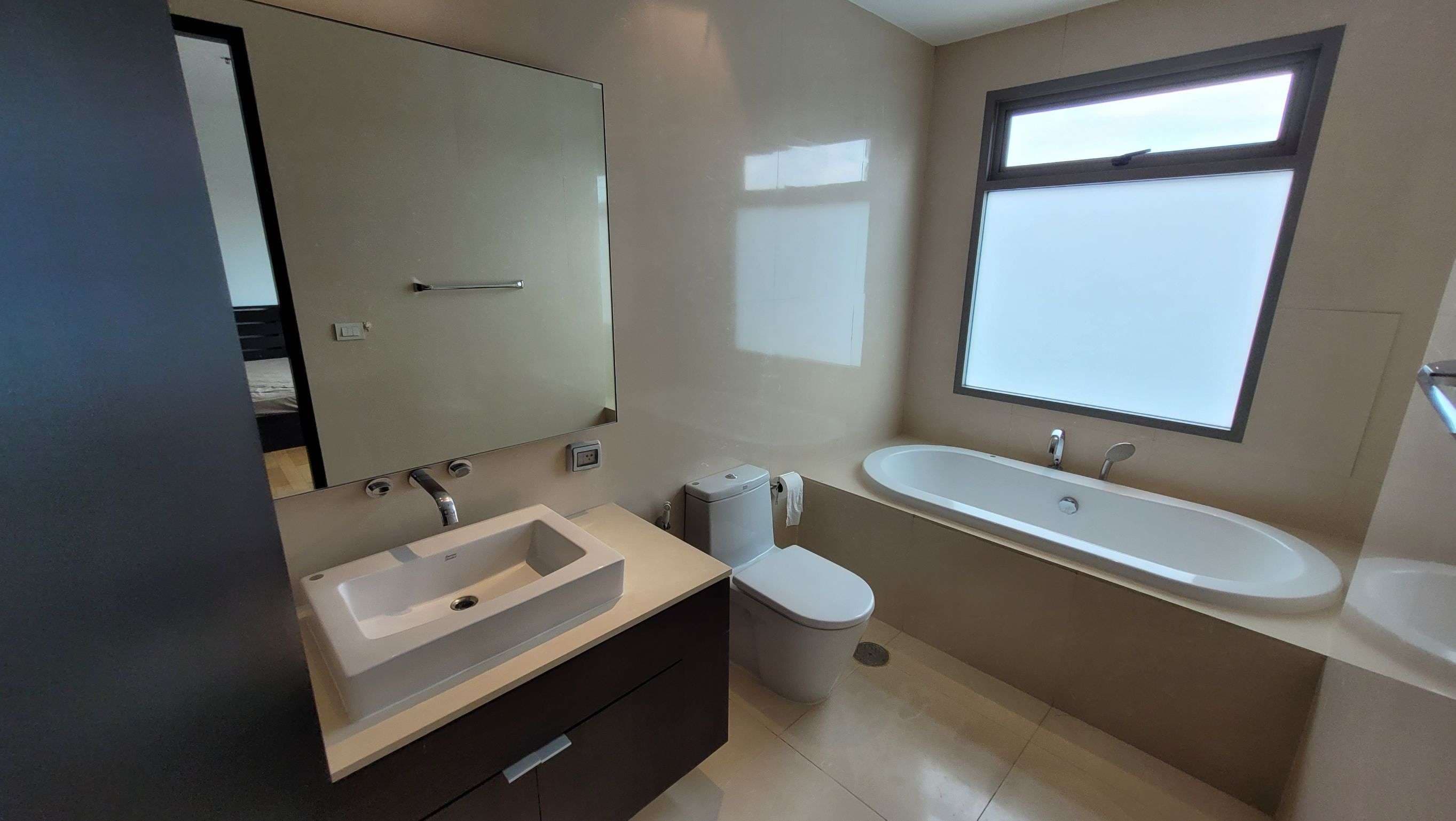 1735 – 305_bathroom.jpg