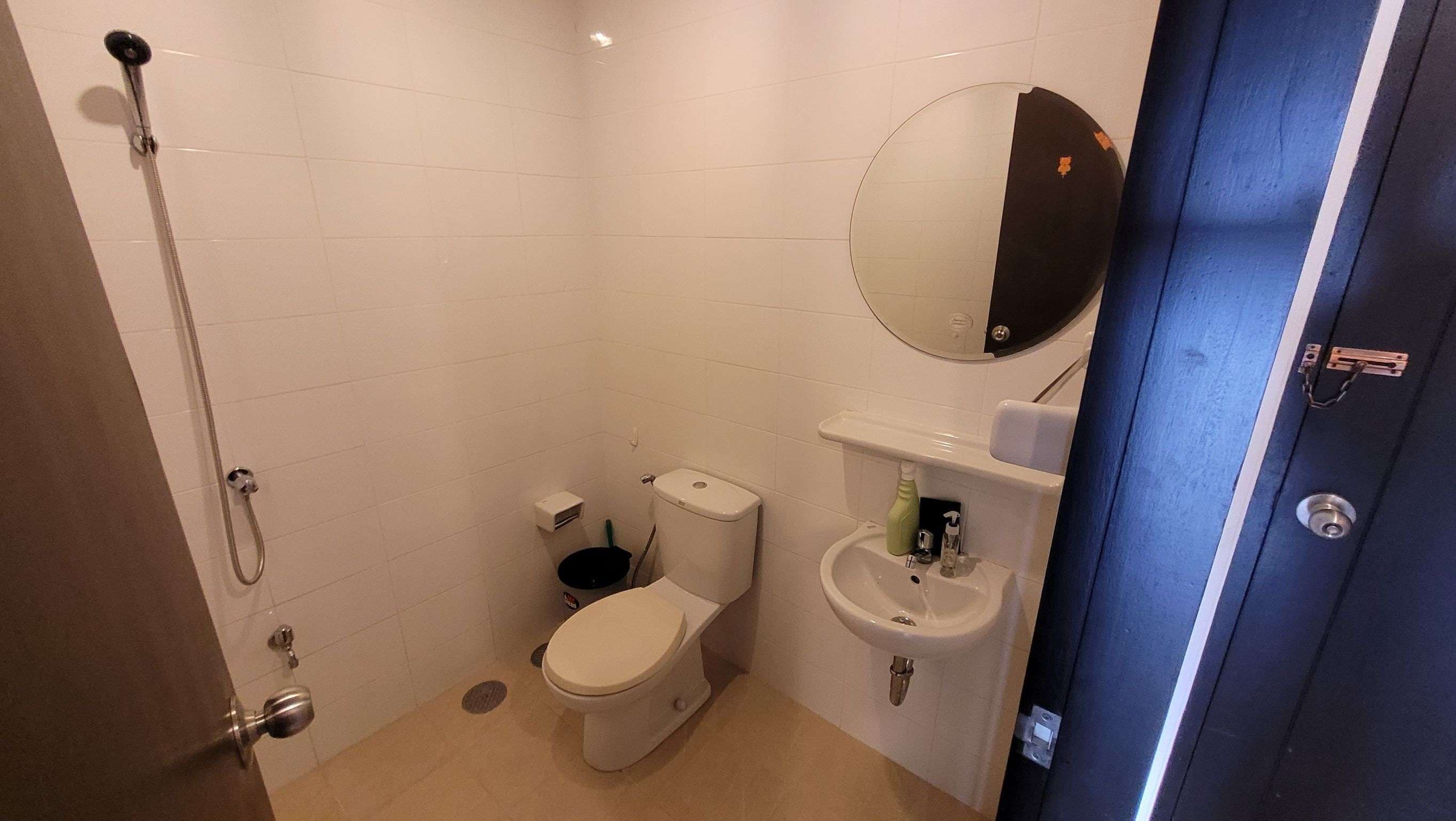 1735 – 306_bathroom.jpg