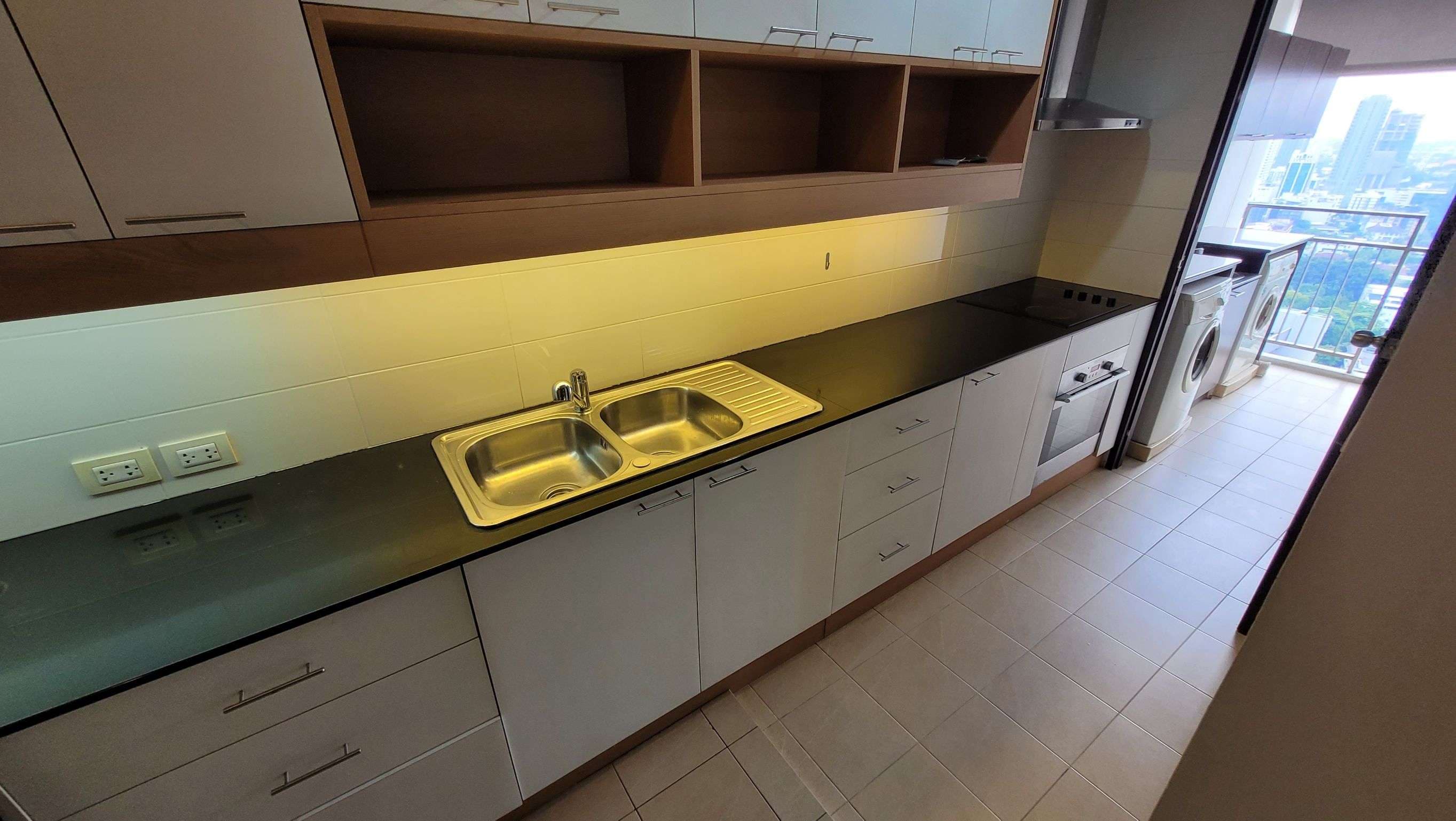 1735 – 401_kitchen.jpg