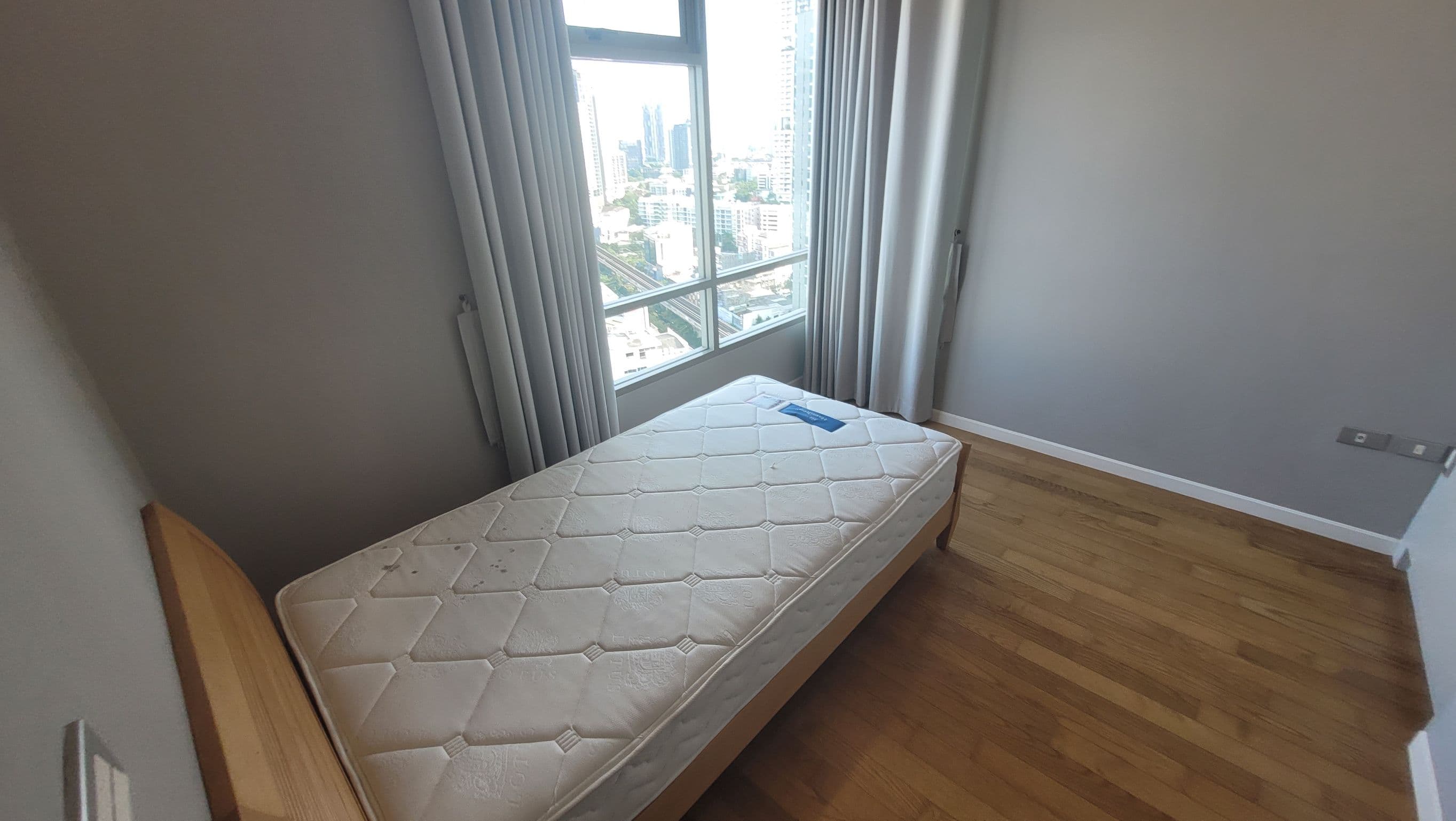 1737 – 201_bedroom.jpg