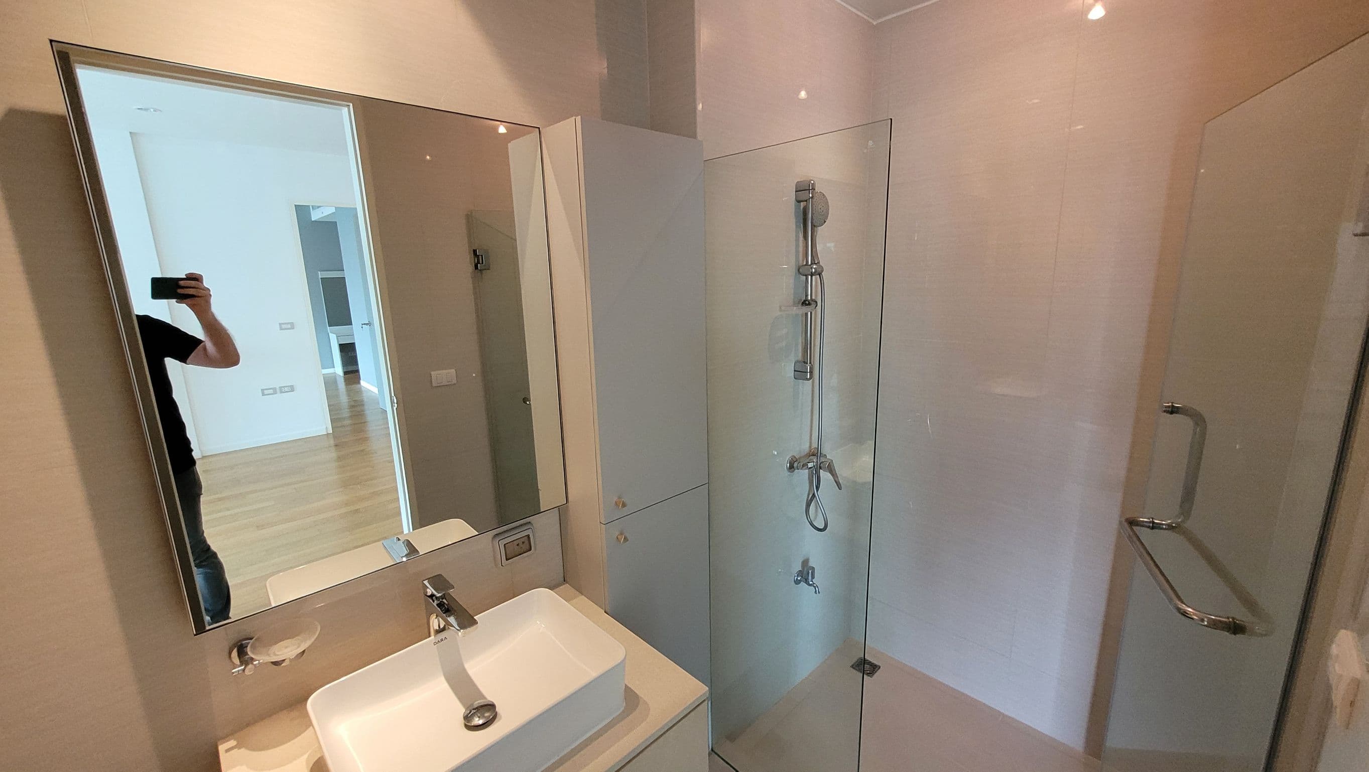 1737 – 301_bathroom.jpg