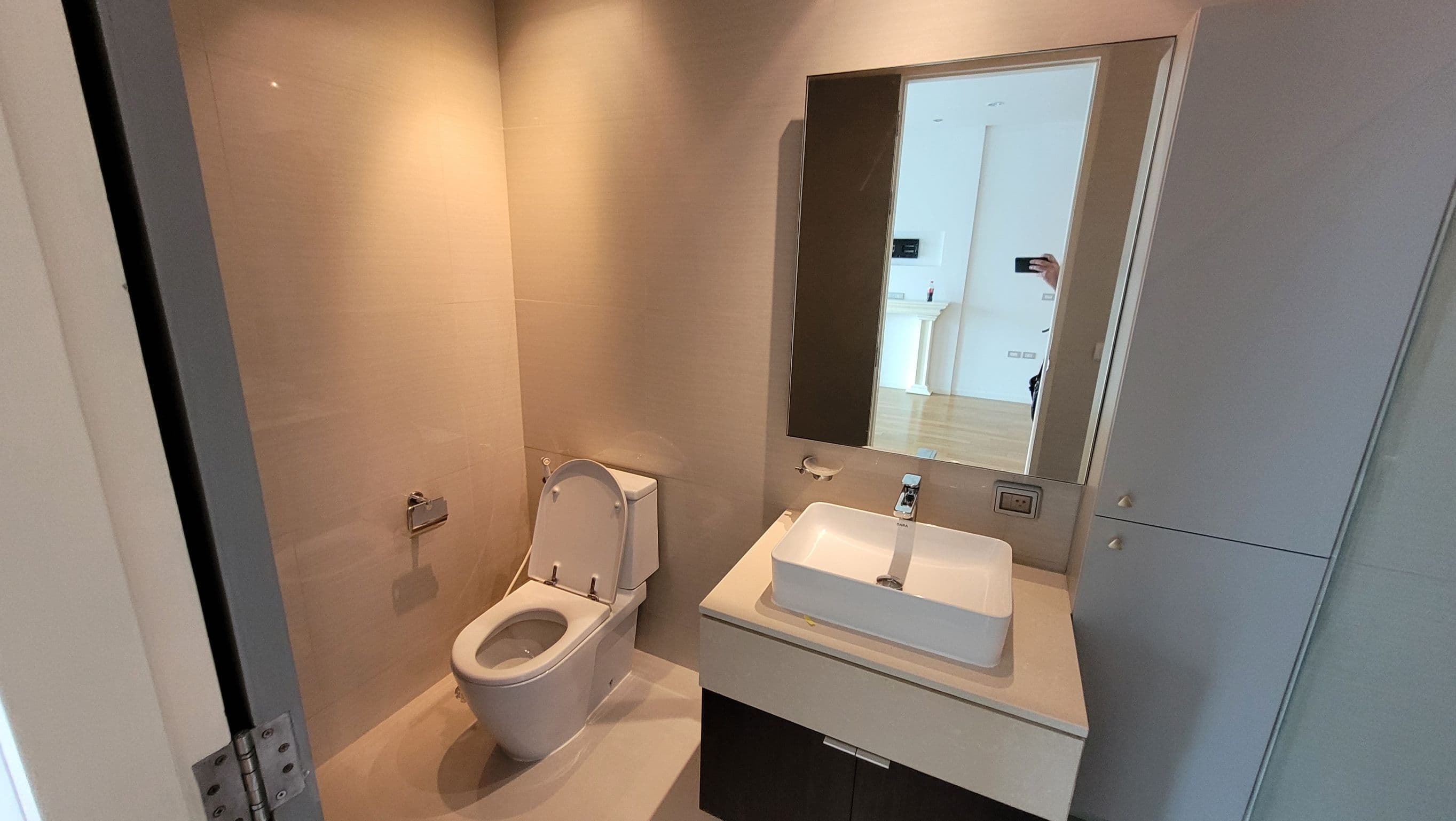 1737 – 302_bathroom.jpg