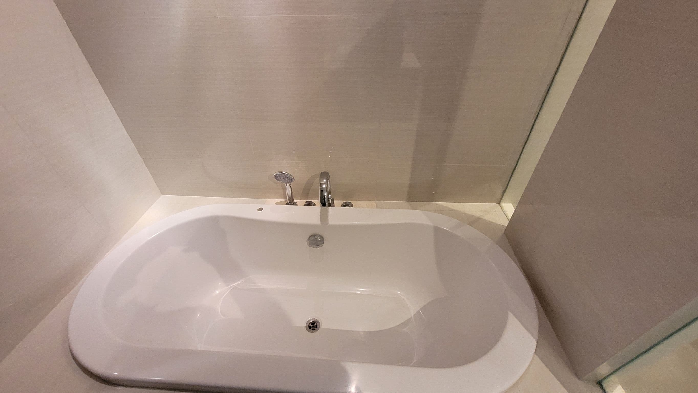 1737 – 303_bathroom.jpg