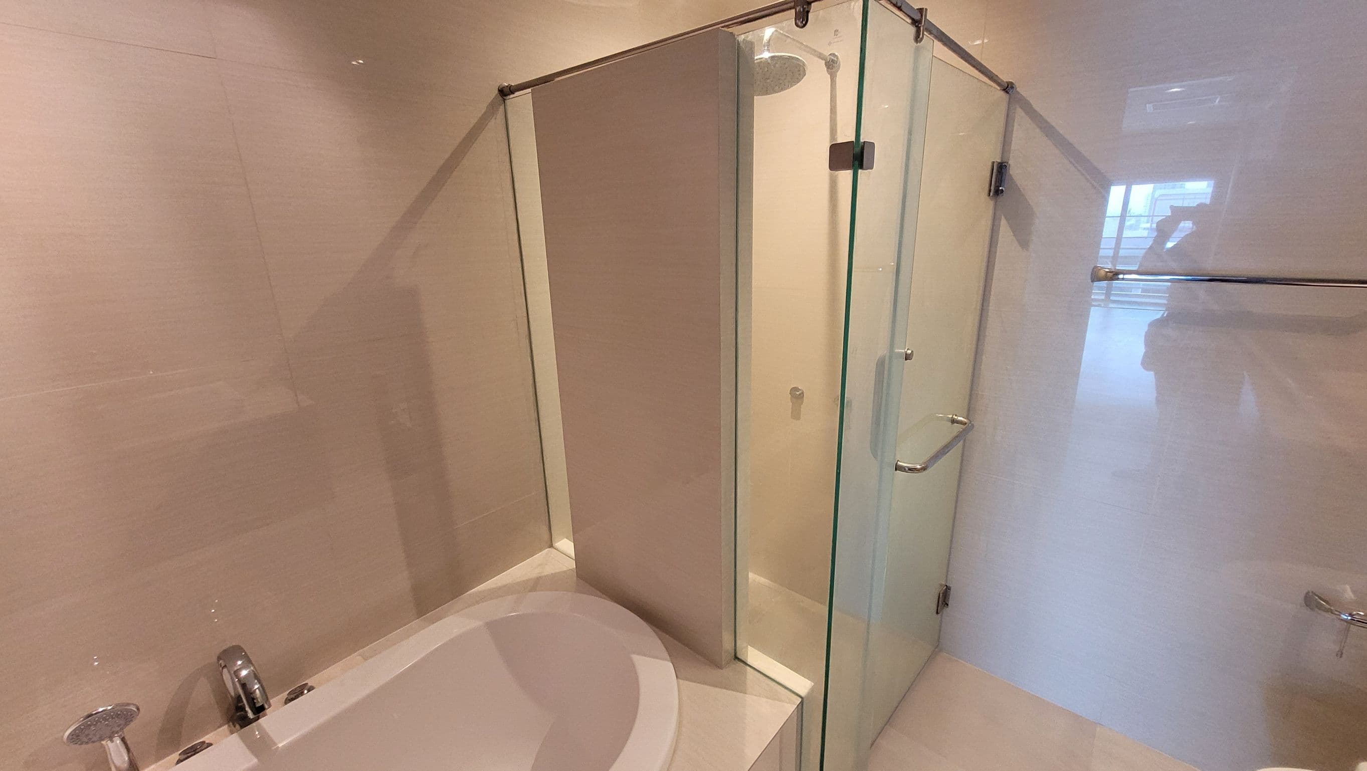 1737 – 305_bathroom.jpg