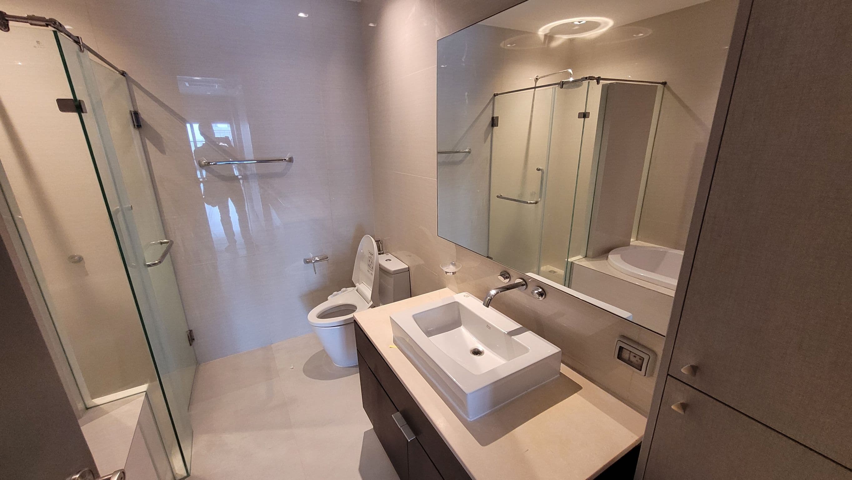 1737 – 306_bathroom.jpg